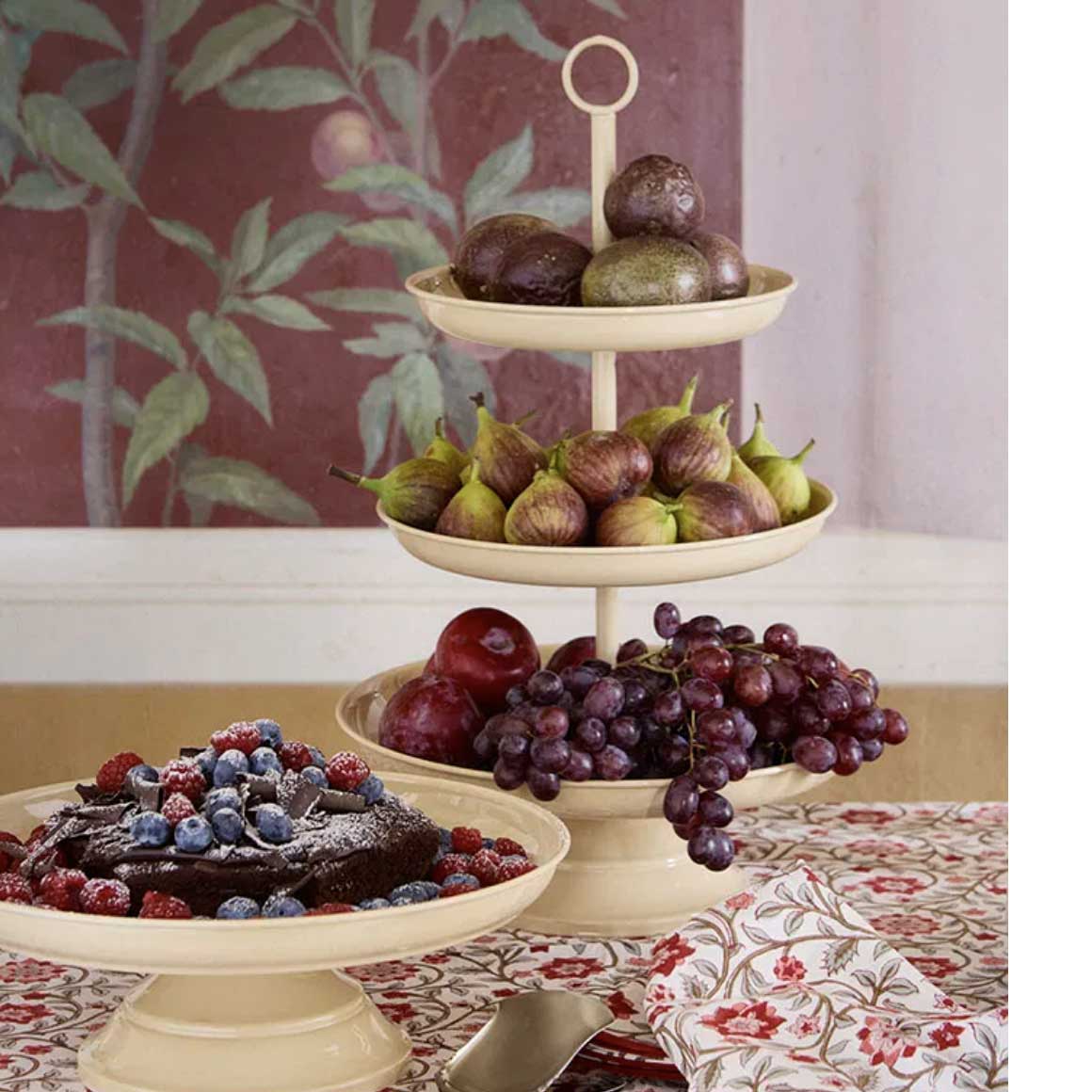 Küchendeko Etagere Beige Creme cream Süße Etagere aus Emaille als Dekotablett von der dänischen Marke Bungalow DK Soulbirdee Onlineshop ✓ Lichthaus Deko