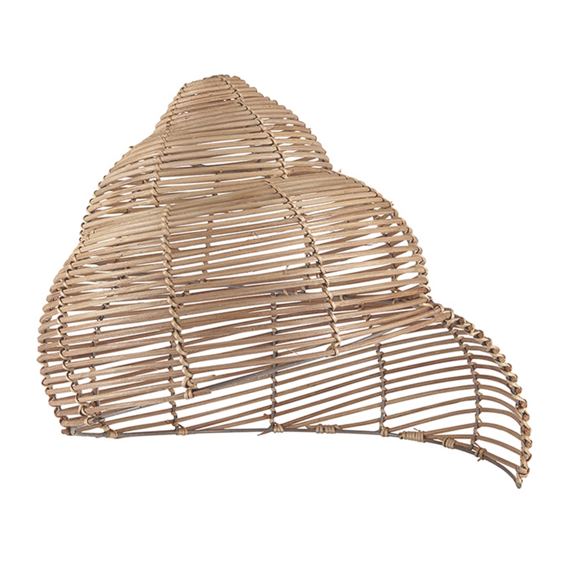 Lampenschirm aus Skandinavien in der Form einer Schnecke Aus Rattan hergestellt im skandinavischen Stil von Liv Interior. Mit 40 cm perfekt als Hängelampe über dem Esstisch