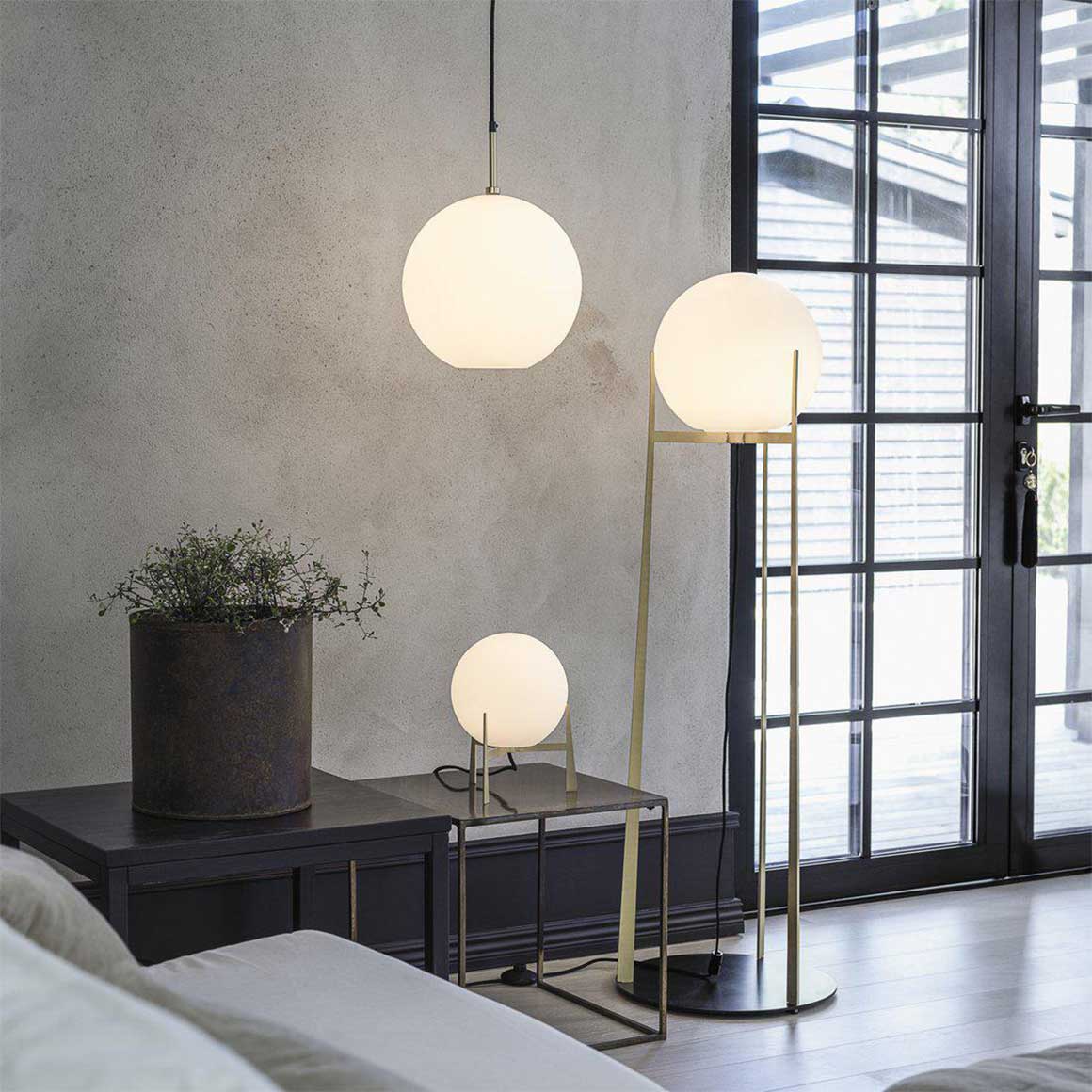 Tischlampe modern contemporary Lampe Weiß Kugel aus Glas als Lampenschirm | Rischlampe Wohnzimmer | Gold Gestell Metall | Tischlampe kaufen | Soulbirdee Lampenshop