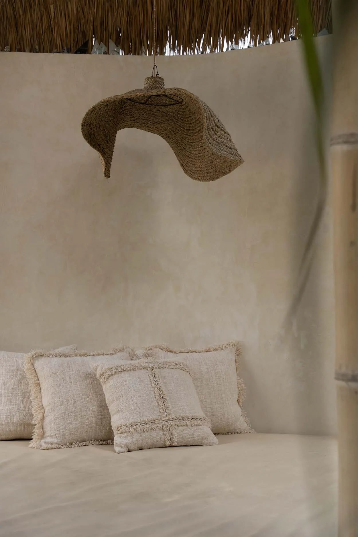 Boho Kissen Dekokissen für das Boho Schlafzimmer quadratisches Boho Kissen 50x50 Beige mit Muscheln & Baumwolle Kissenhülle Bazar Bizar Deko kaufen | Boho Style Interior ✓ Soulbirdee Onlineshop