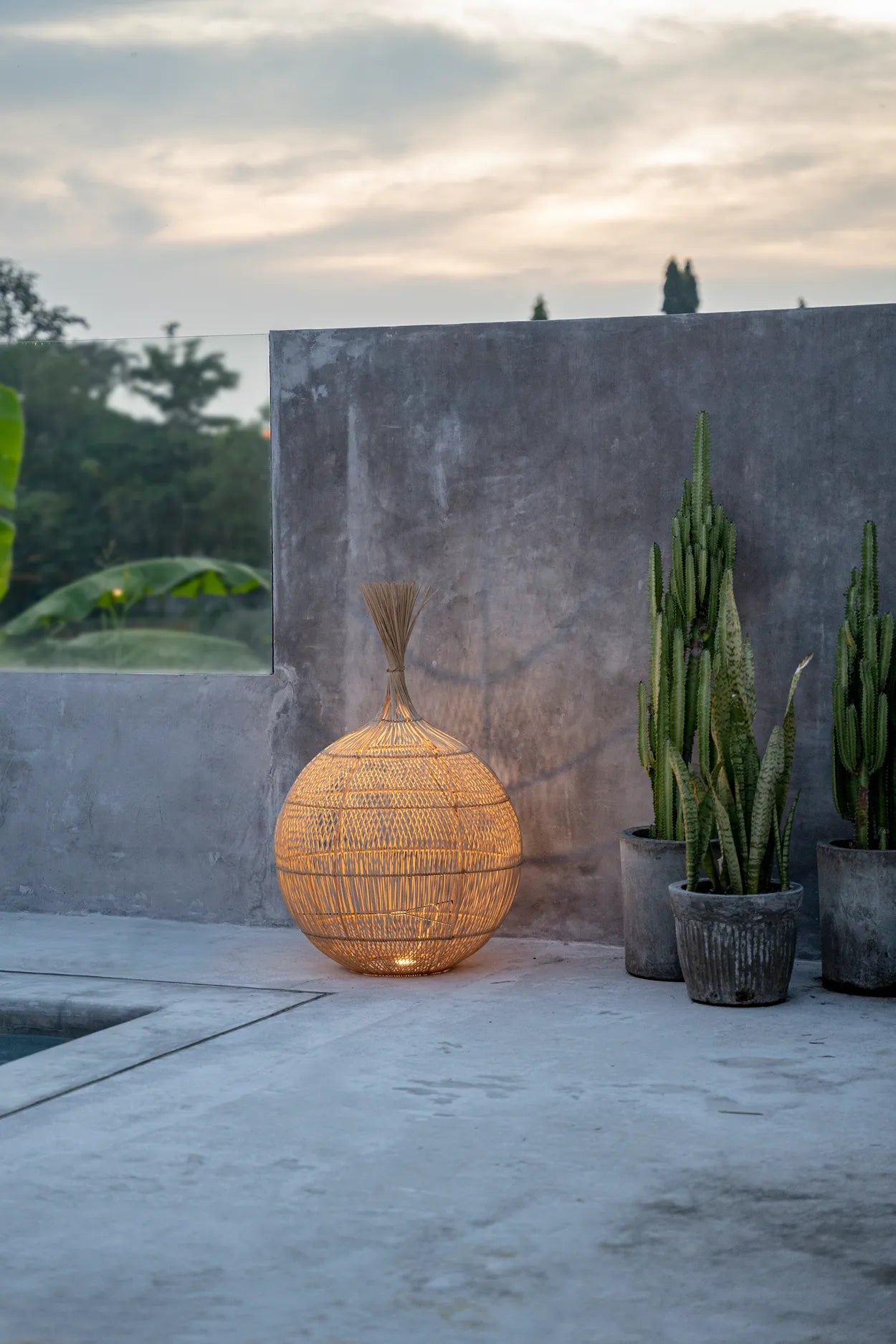 Rattan Lampenschirm Wantan Stehlampe Bodenlampe handgemacht rund Rattan Lampe aus Bali Originelles Design und hochwertiger Lampenschirm Boho Style Bazar Bizar Soulbirdee Onlineshop