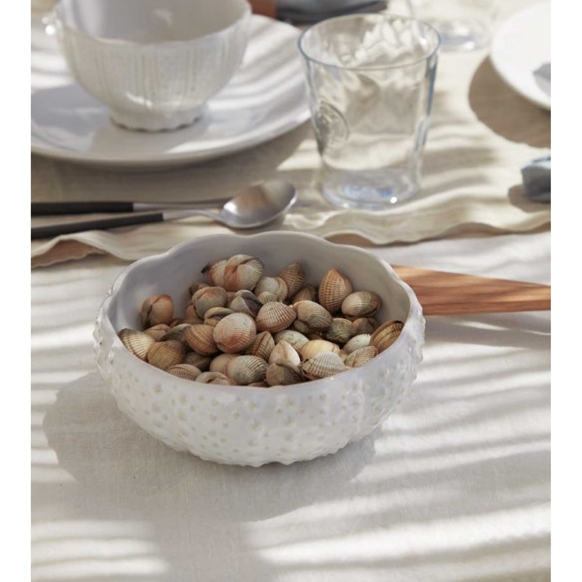 Weiß Seeigel servierschale weisses geschirr Tischdeko mediterran maritim Schale Aperitiv Snackschale Schüssel Geschirr Porzellan MRS181 Beachhouse Geschirr bei Soulbirdee