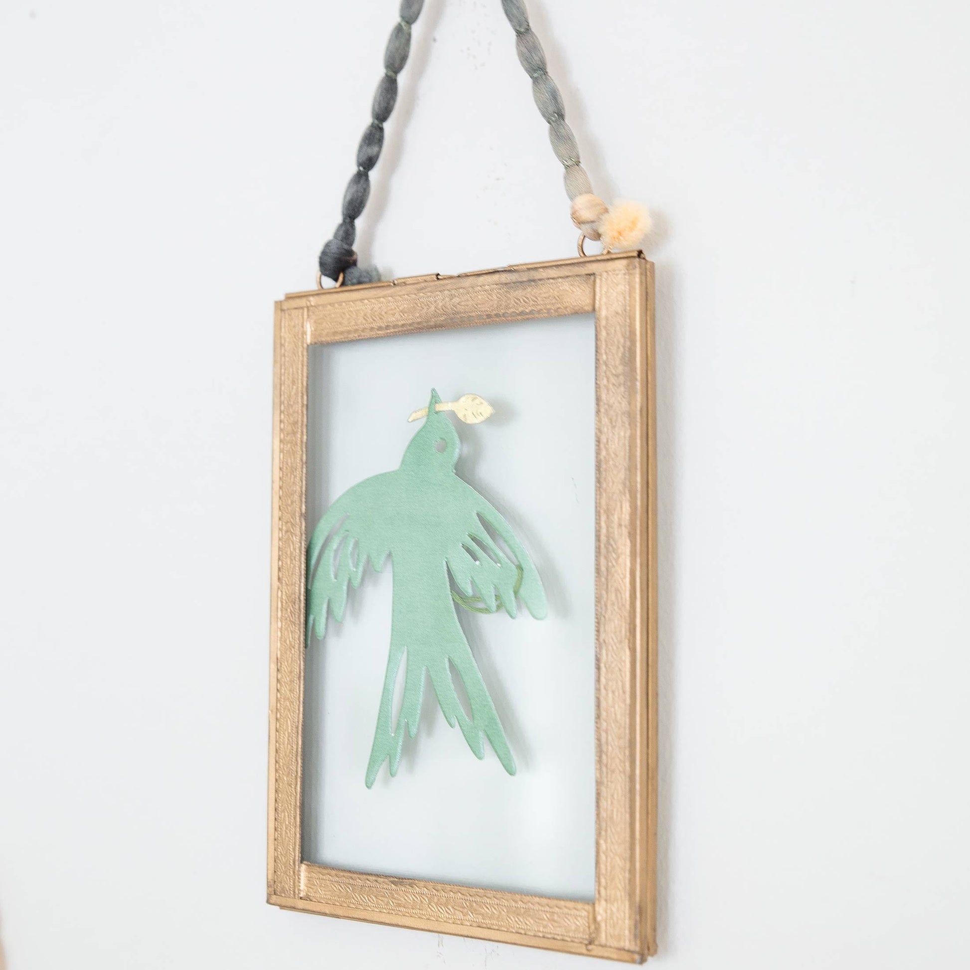 Hängender Bilderrahmen für Fotos in 10 x 15 cm. Die dünnen Bilderrahmen von Madam Stoltz dekorieren die Wand als Collage und sind ein tolles Geschenk
