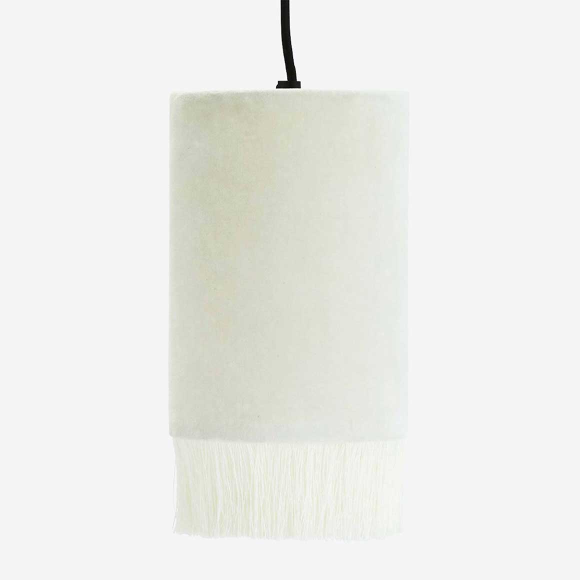 Schmaler Lampenschirm mit Fransen in Weiß von der Trendmarke Madam Stoltz. Entdecken Sie die Deckenlampe im skandinavischen Wohnstil