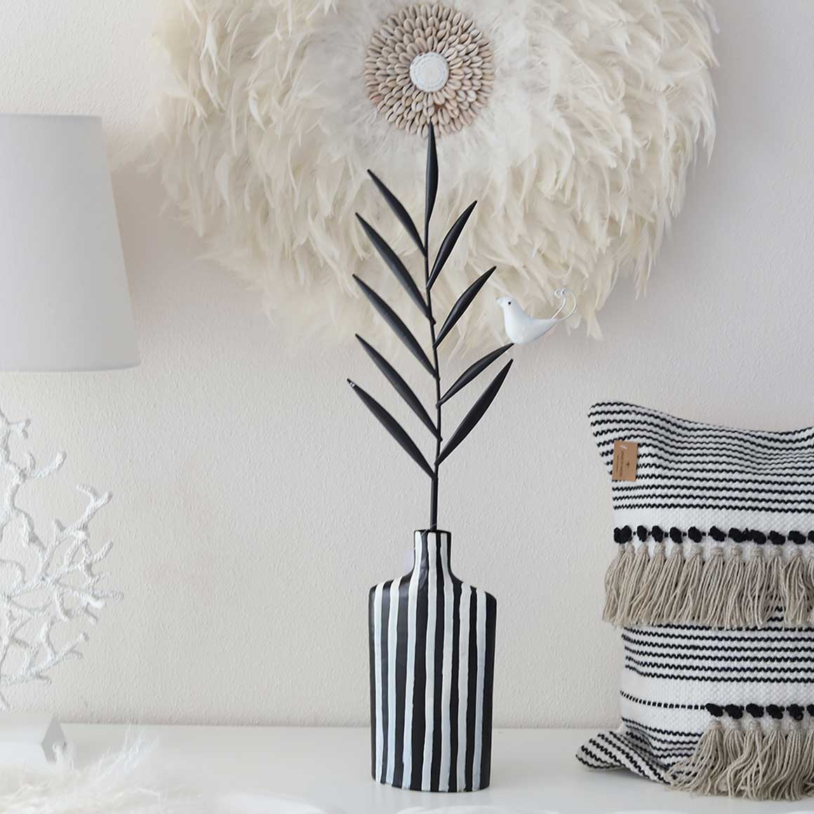 Deko fürs Sideboard Deko Vase mit Blatt und Vogel für die ganzjährige Dekoration auf der Konsole Wohnzimmer Deko in Schwarz Weiß Soulbirdee OnlineshopVase mit Vogel schwarz streifen