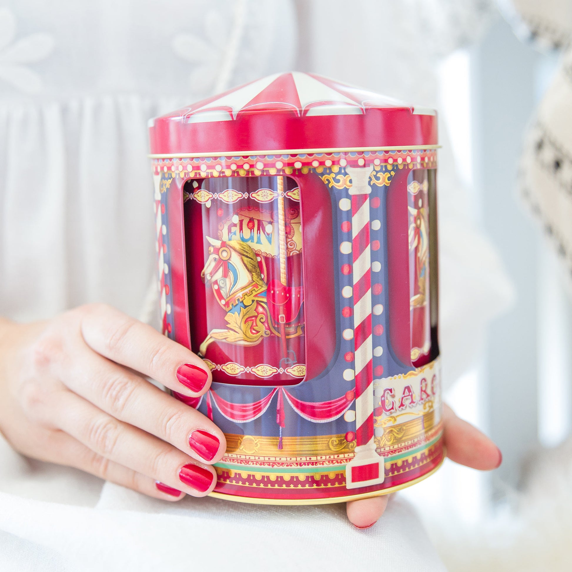 Plätzchendose Spieluhrdose JAHRMARKT ♥ Dose für Plätzchen und Weihnachtsdeko. Das Karussell mit den Pferden in der Mitte dreht sich & spielt eine Melodie ☆ Keksdose kaufen mit Musik Soulbirdee Shop