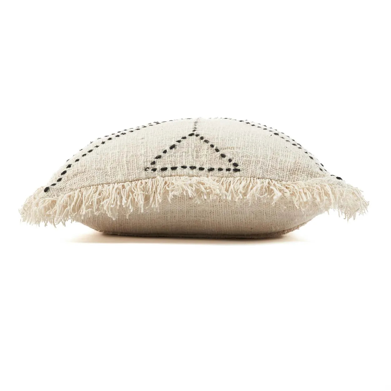 quadratisches Boho Kissen Tribal Couchkissen Beige mit einem gestickten Tribal Muster Schwarz | Kissen kaufen | Boho Style Deko im Soulbirdee Onlineshop