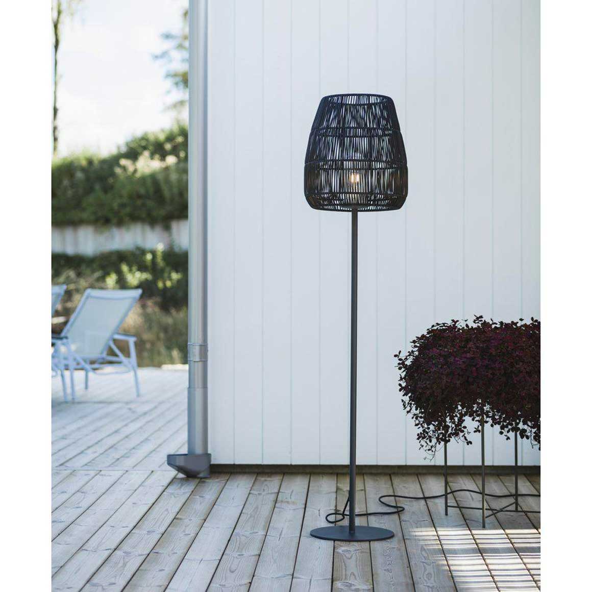 Outdoor Stehlampe | Terrassenlampe | Outdoor Lampe | Terrassenlampe Stehend | Stehlampe Schwarz Metall | Beleuchtung Terrasse | Lampenfuß Metall Schwarz Lampenschirm Poly Rattan Lampenshop Soulbirdee