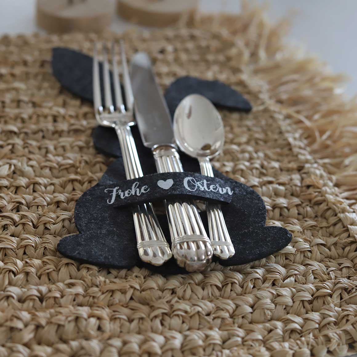 Ostern Tischdeko Osterhase als Tischdeko Osterdeko modern | Filz Bestecktasche in grau | Ostern Deko für den Osterbrunch Besteckhalter Soulbirdee Onlineshop