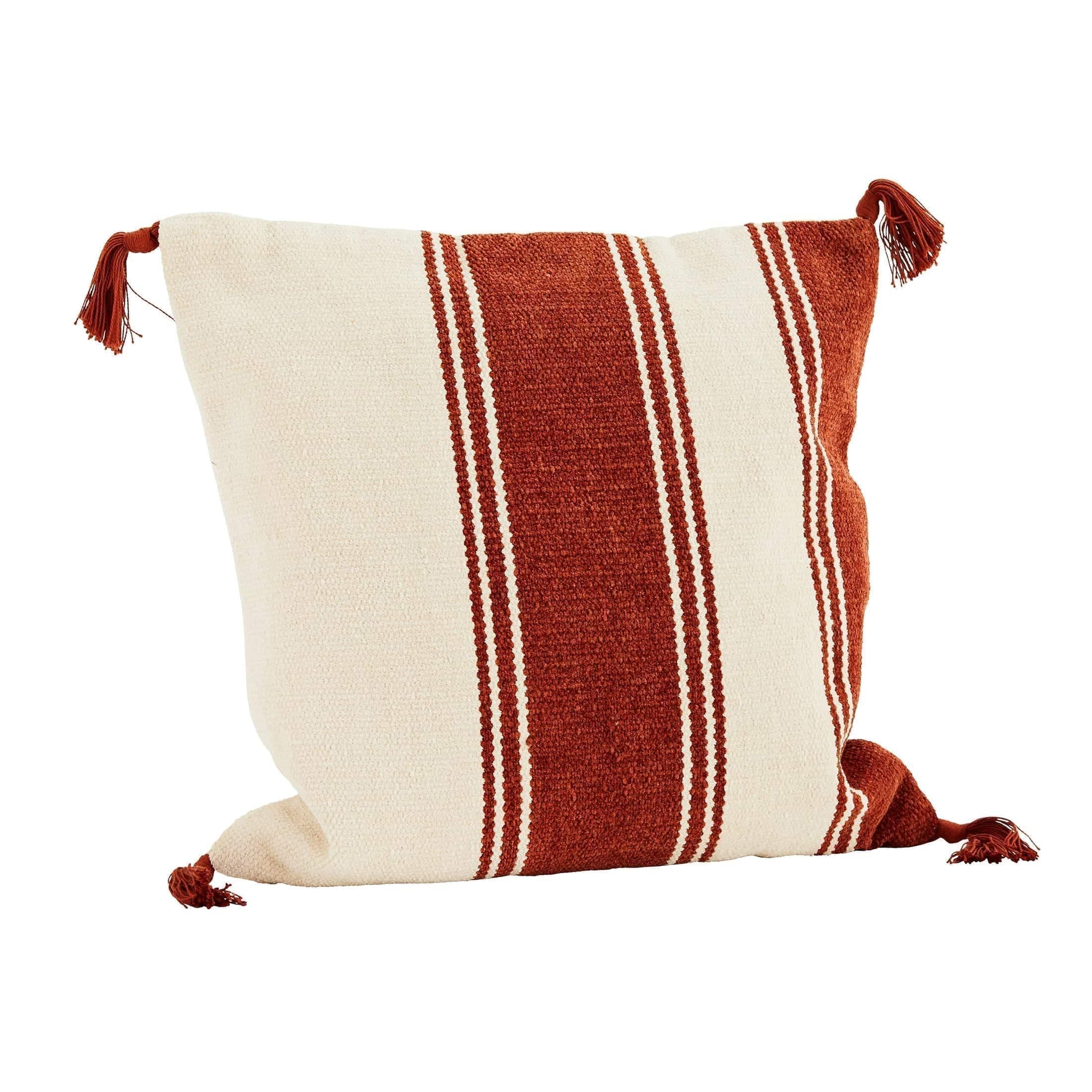Kissen in Farbe Sienna mit Streifen und Bommel | Madam Stoltz bei Soulbirdee Onlineshop | Kissenhülle Streifen Kissen Beige Rot Orange Boho