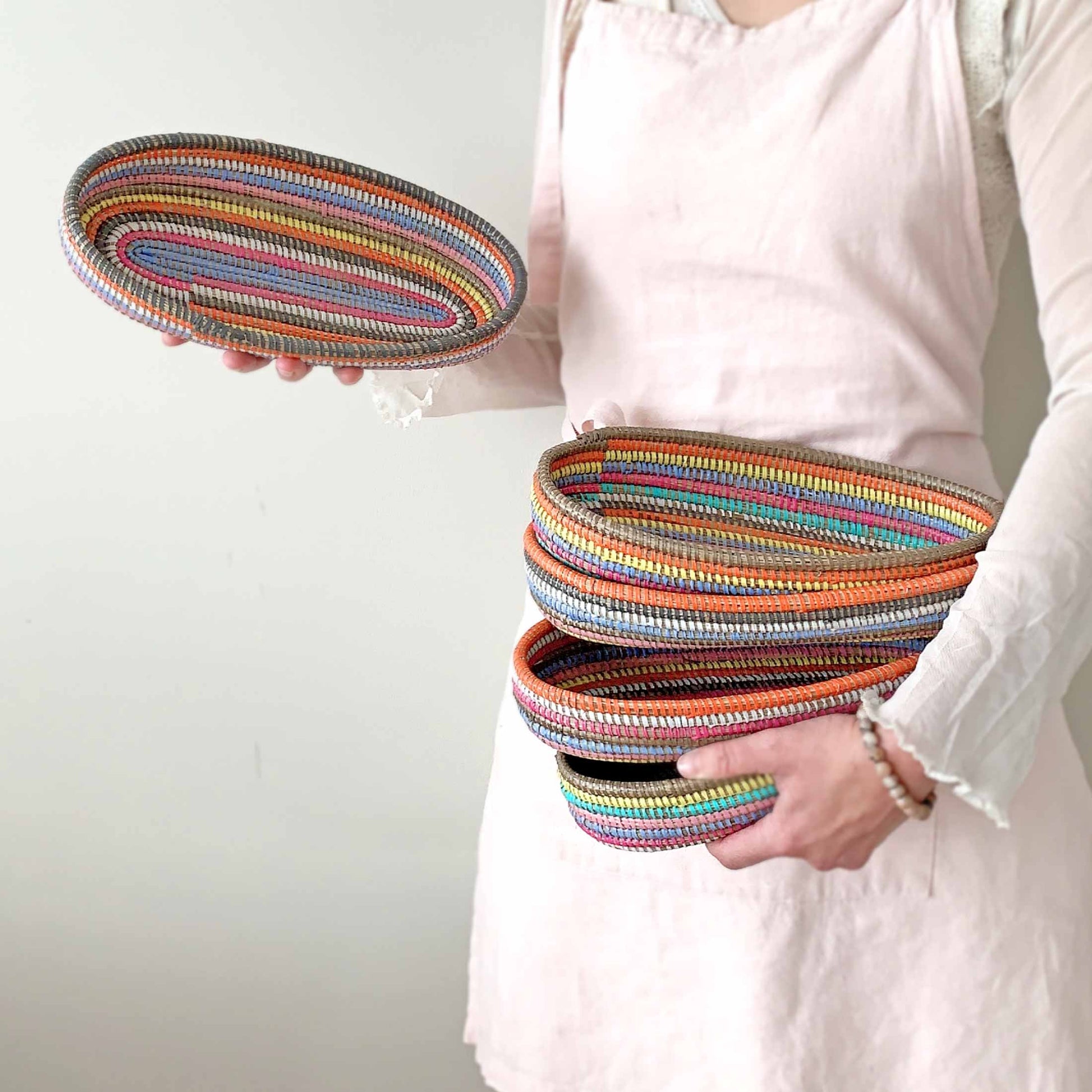 Ostern deko 2023 Buntes Osternest geringelt geflochten Handarbeit Senegal oval flach Soulbirdee Onlineshop