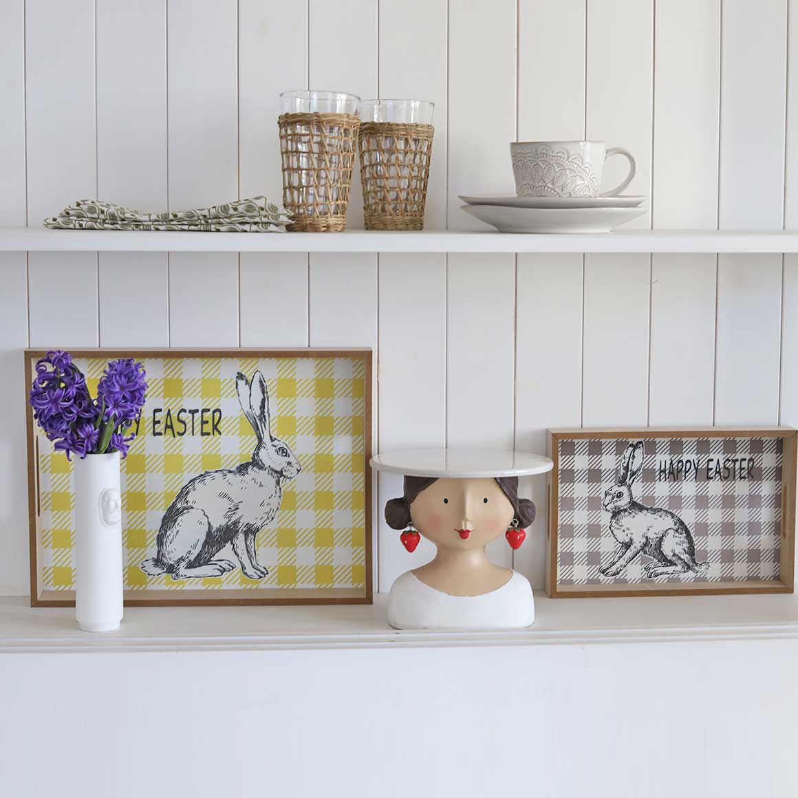 Osterdeko 2024 Ideen Soulbirdee Onlineshop Tortenplatte Erdbeere Frau Dame Serviertablett Hase Osterhase Tablett Vase für Hyacinthe weiß