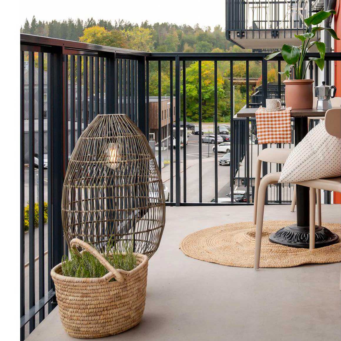 Moderne Stehlampe für den Balkon und als Terrassenlampe | Bodenlampe | Stehlampe Wohnzimmer | Outdoor Stehlampe | Outdoor Lampe | Terrassenlampe | Beleuchtung Terrasse | Lampenshop Soulbirdee | Ei förmig und aus Poly Rattan auf schwarzem Metallgestell