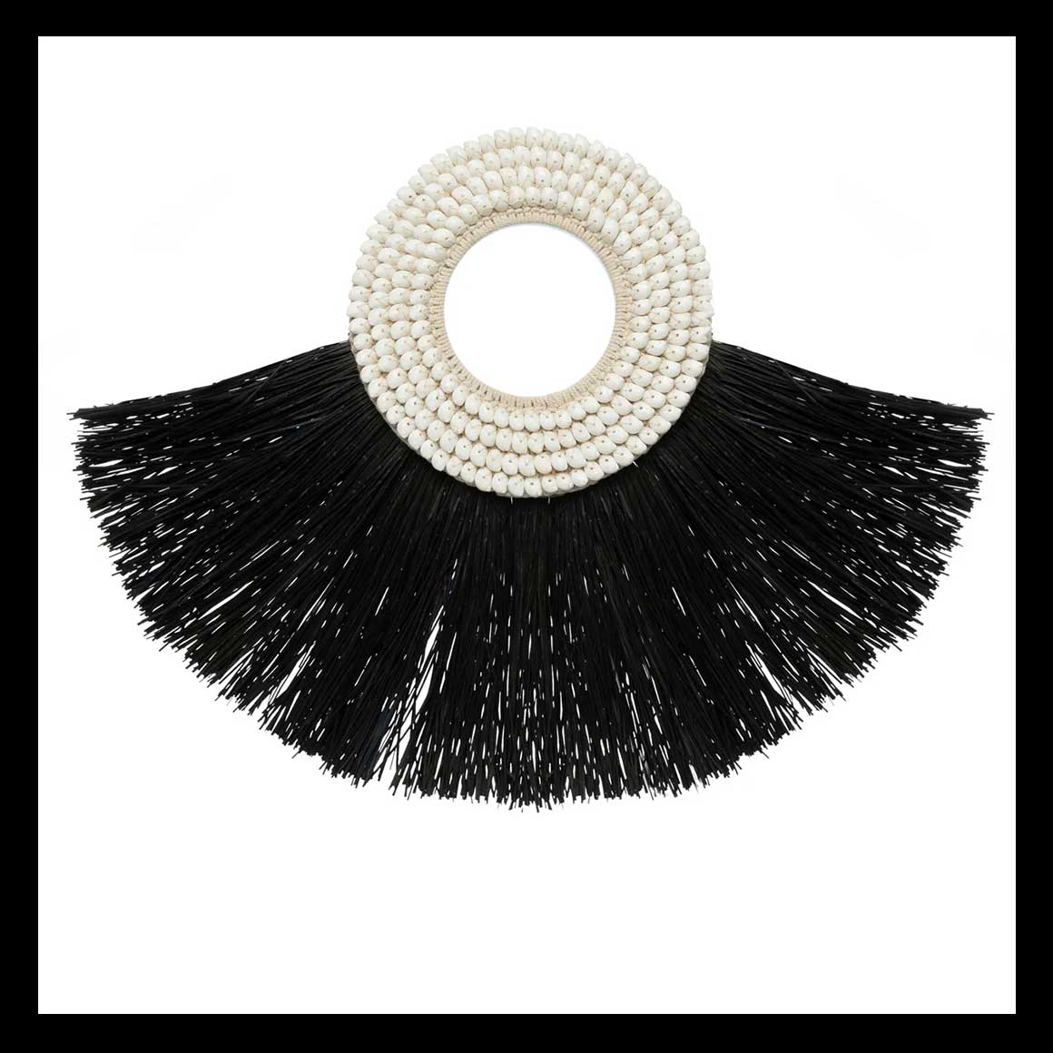 Wanddeko Wohnzimmer in weiß & schwarz Edle Deko aus weißen Muscheln & schwarzem Raffia Bast Marke Bazar Bizar im Soulbirdee Onlineshop