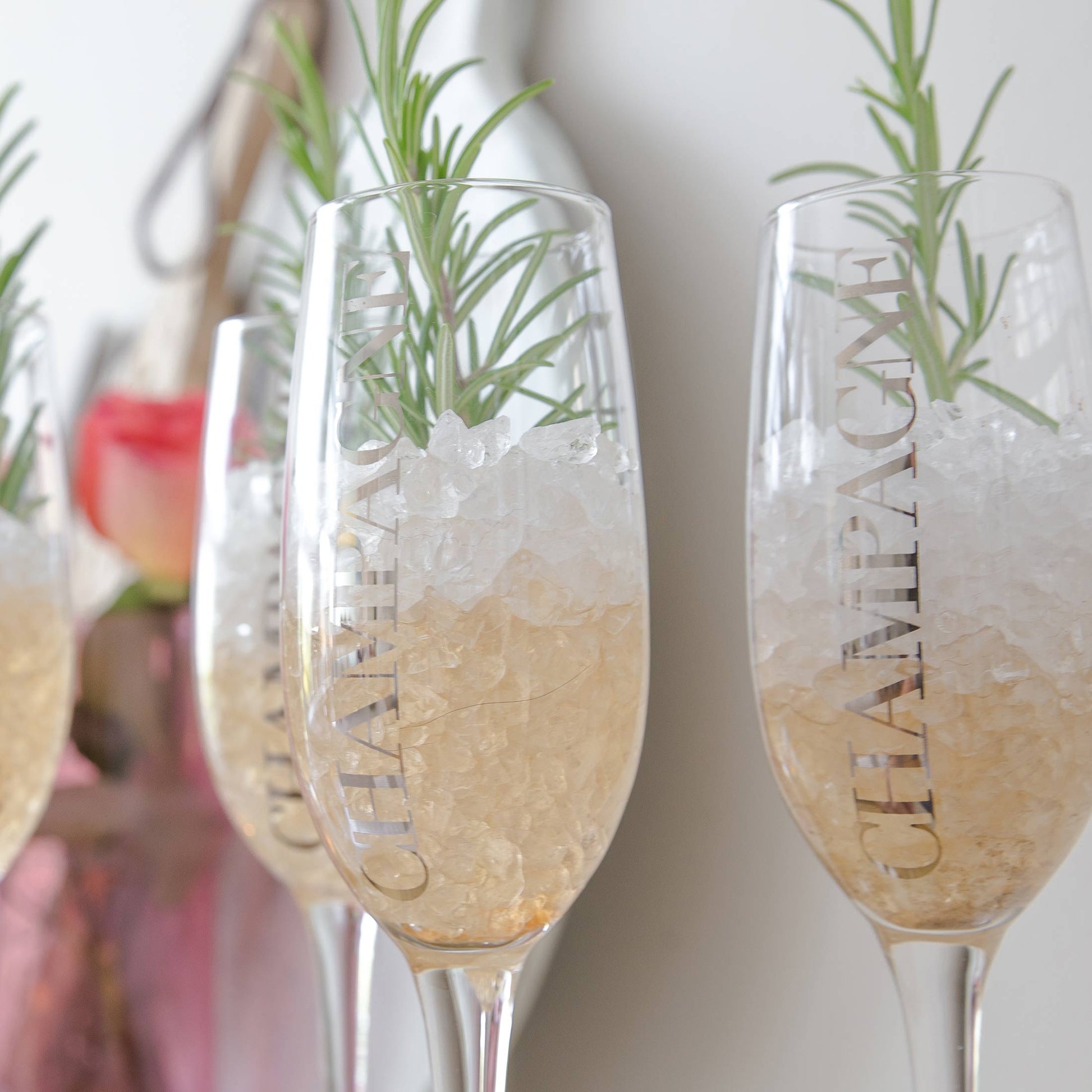 Die festlichen Champagner-Gläser tragen den silbernen Schriftzug "Champagne" und laden zum Feiern ein. Champagner-Glas online kaufen bei Soulbirdee Onlineshop