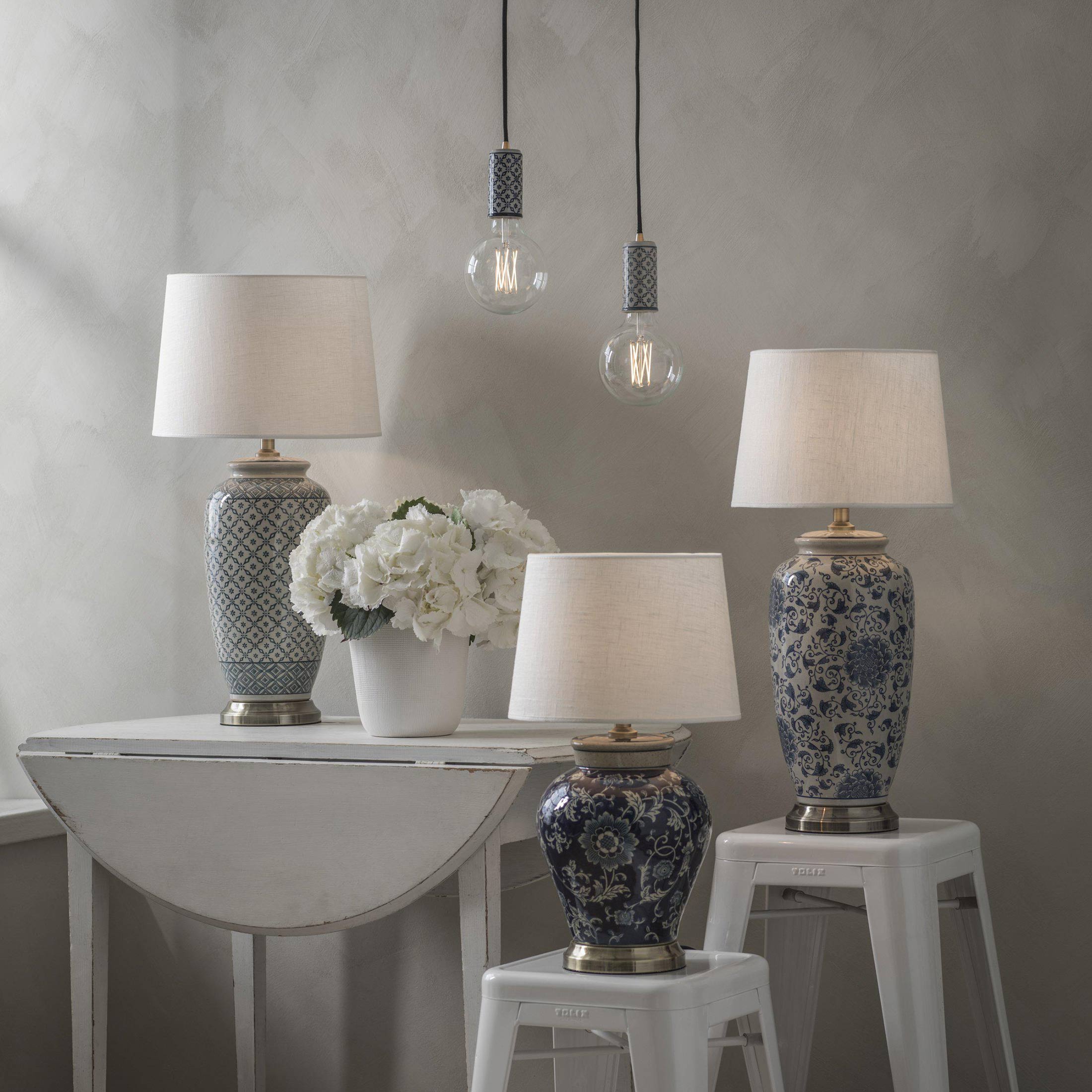 Chinesische Vasenlampe in Blau von der Marke PR Home. Tischlampe mit Lampenschirm im chinesischen Wohnstil von Soulbirdee