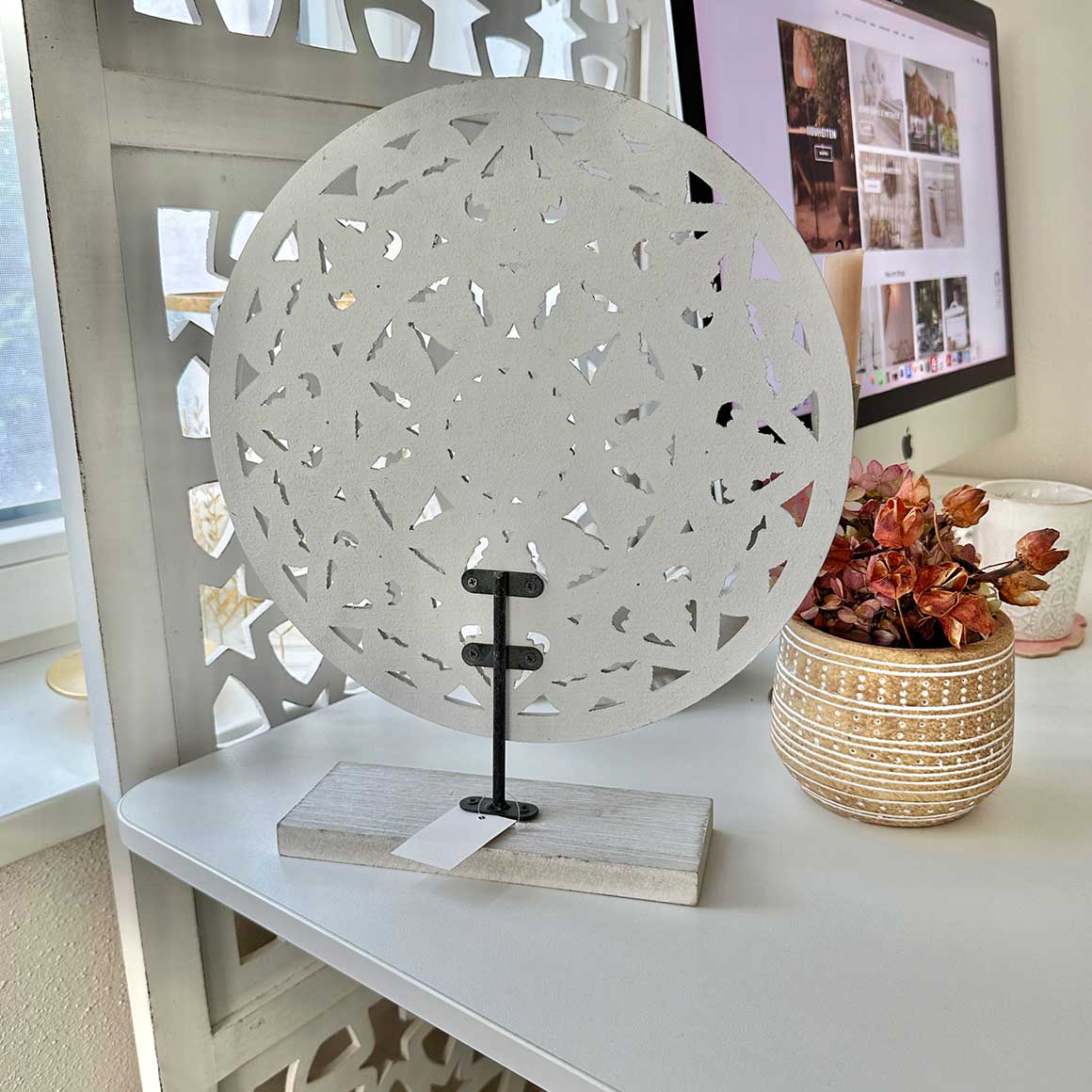Mandala Weiss Rückseite Holz Boho Deko aufsteller rund Ornament Statue für die Deko Boho Style Soulbirdee Onlineshop
