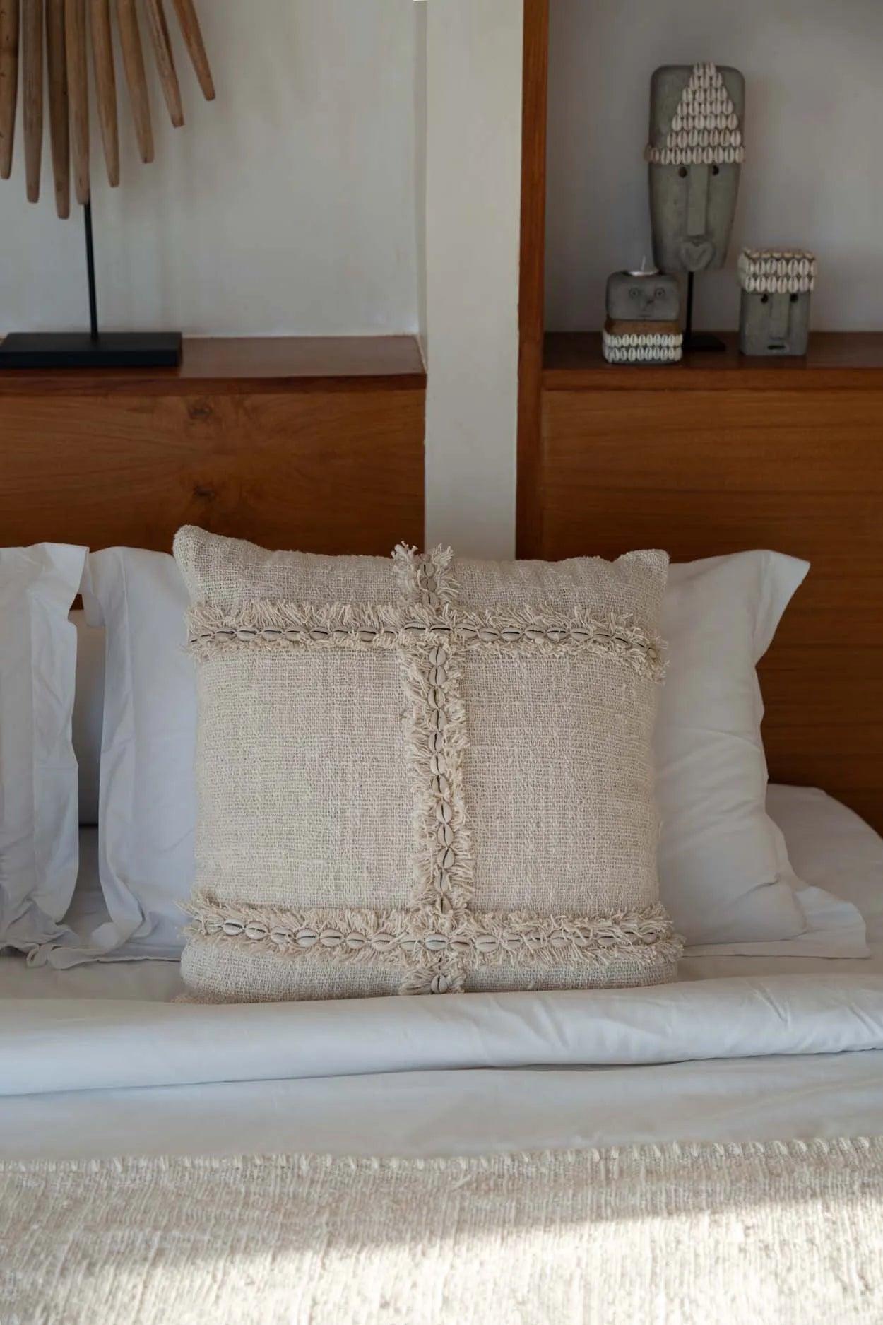 Boho Kissen Dekokissen Nomad quadratisches Boho Kissen 50x50 Beige mit Muscheln & Baumwolle Kissenhülle Neutral tones Bazar Bizar Deko kaufen | Boho Style Interior ✓ Soulbirdee Onlineshop