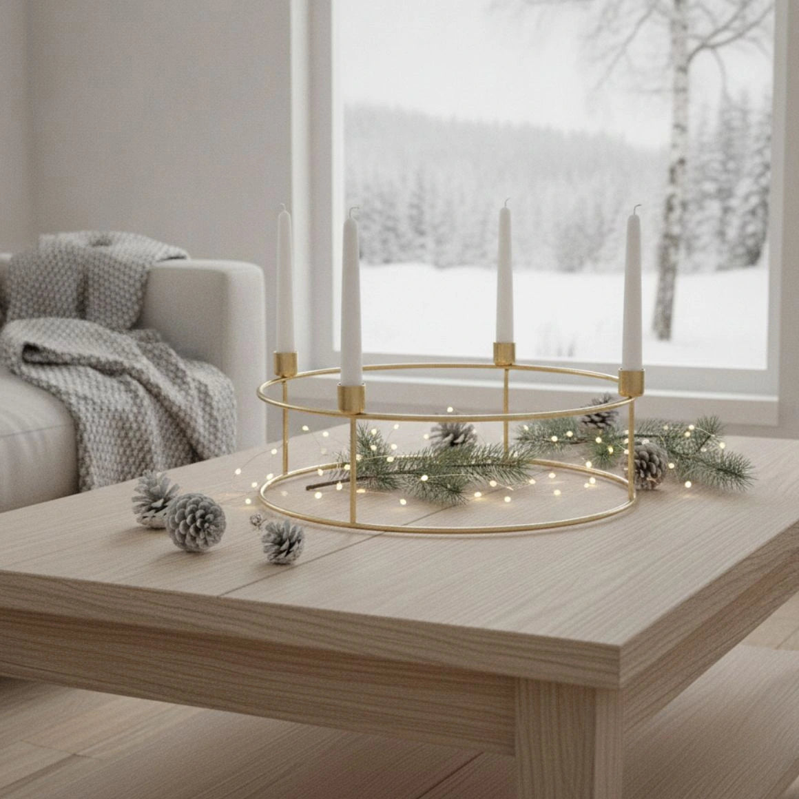 goldener Adventskranz für 4 weiße Kerzen rund auf Tisch im nordischen Wohnzimmer