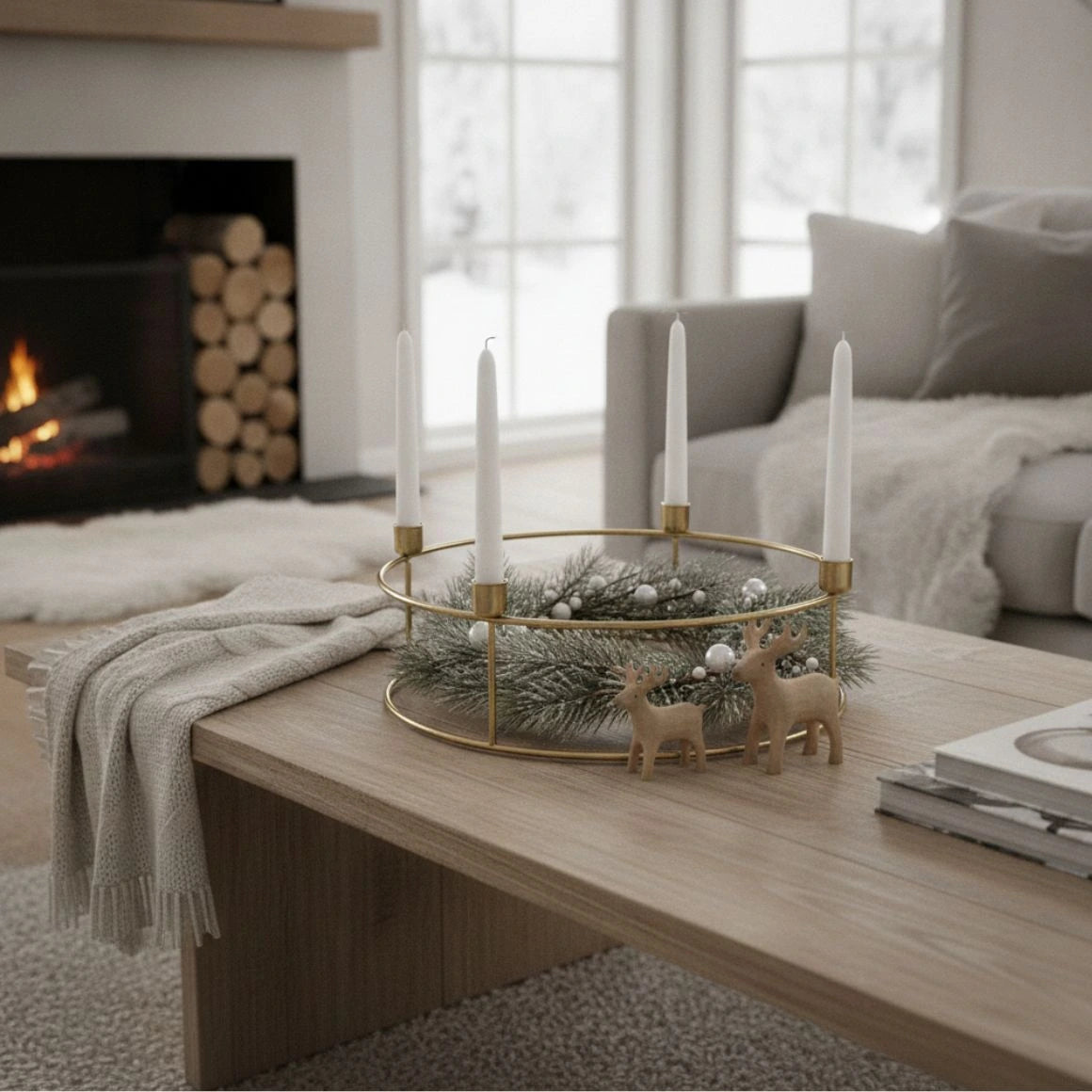 Runder Adventskranz in Gold als skandinavische Deko im Wohnzimmer in der Weihnachtszeit