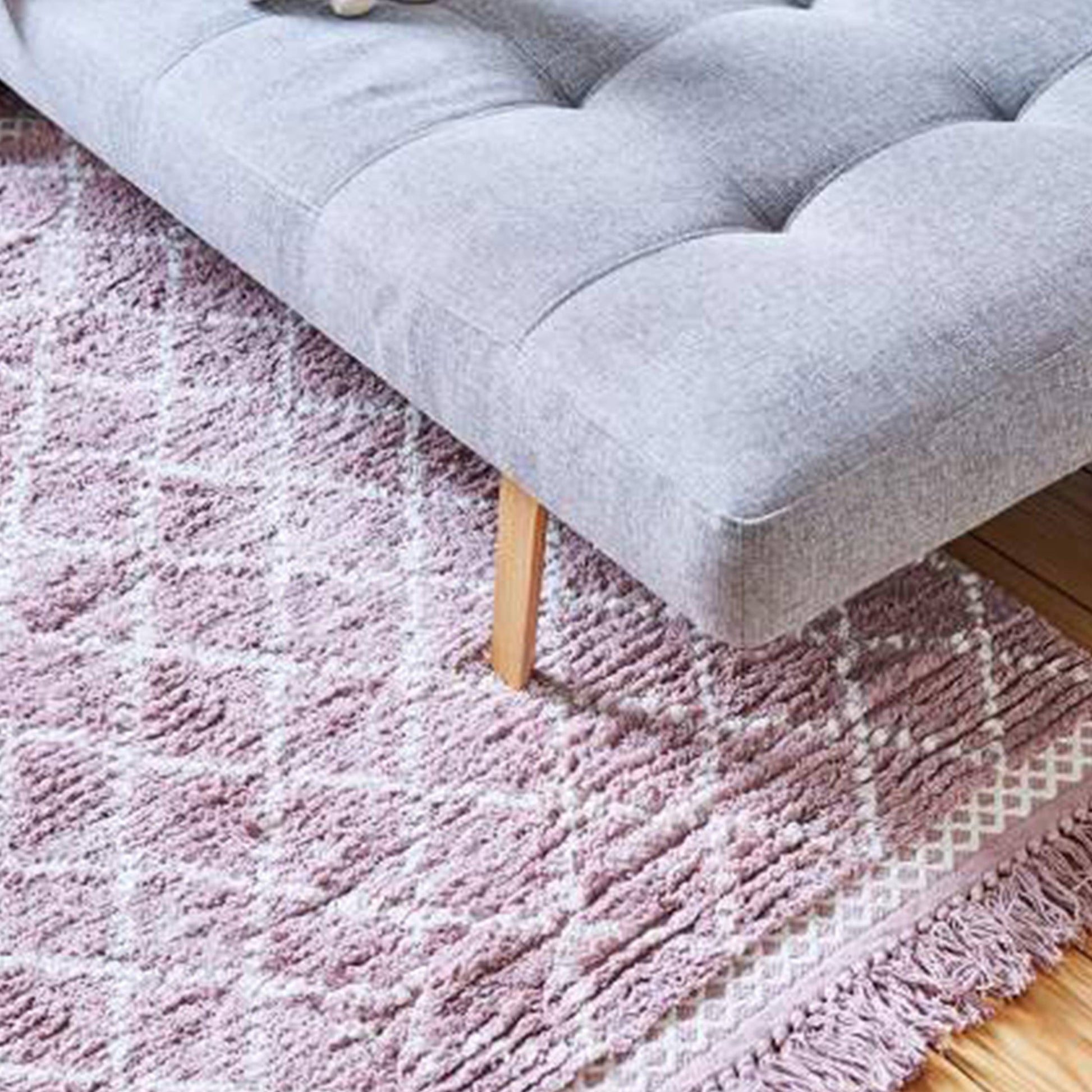 Beni Ourain Teppich in Mauve und Beige aus weicher Bio Baumwolle von Liv Interior. Gesunder Wohnzimmer-Teppich aus fairer Produktion | schneller Versand