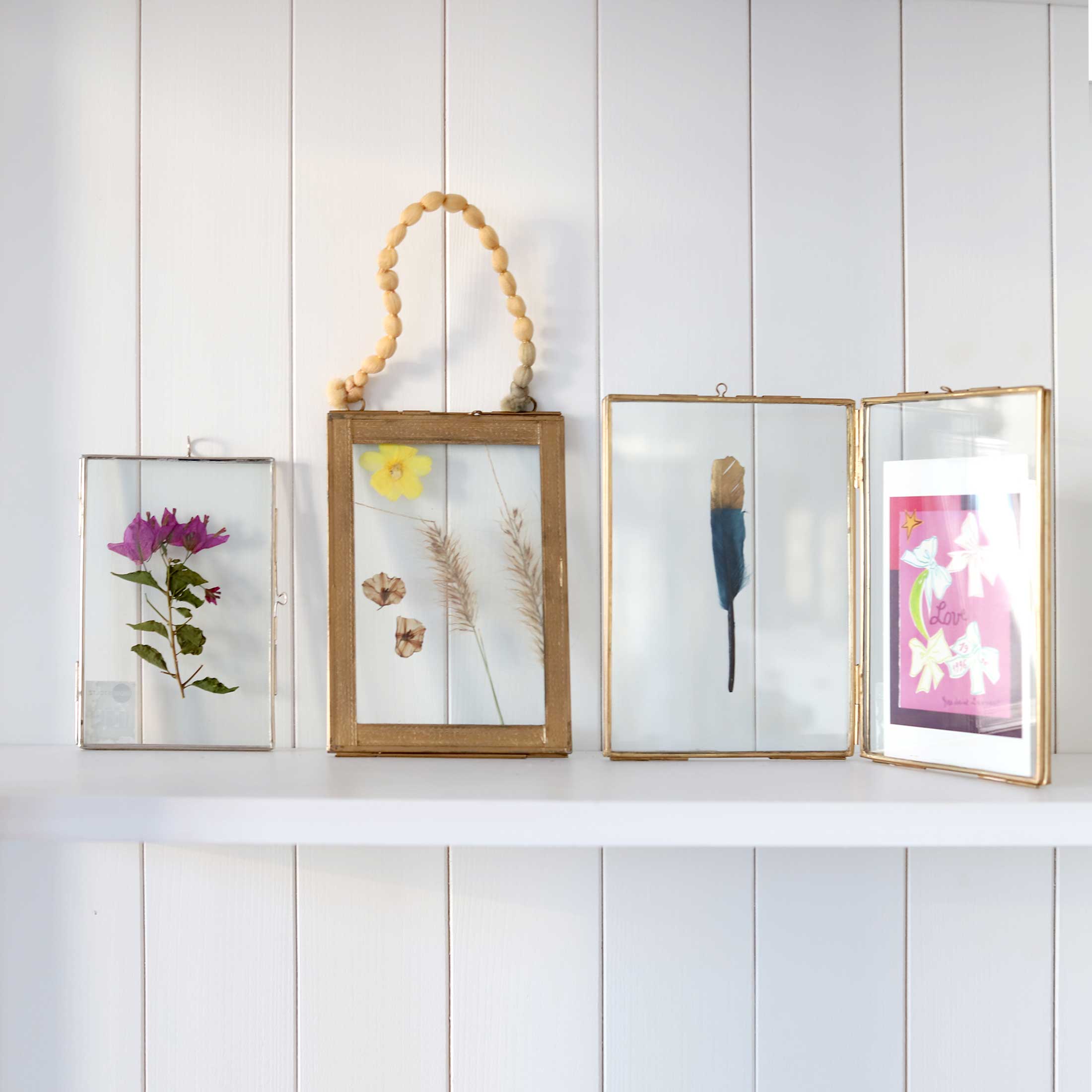 verschiedene kleine Bilderrahmen in 13 x 18 cm aus Gold oder Silber und Glas. Bilderrahmen im Boho Wohnstil für Fotos & Blumen von der Trendmarke Madam Stoltz online kaufen