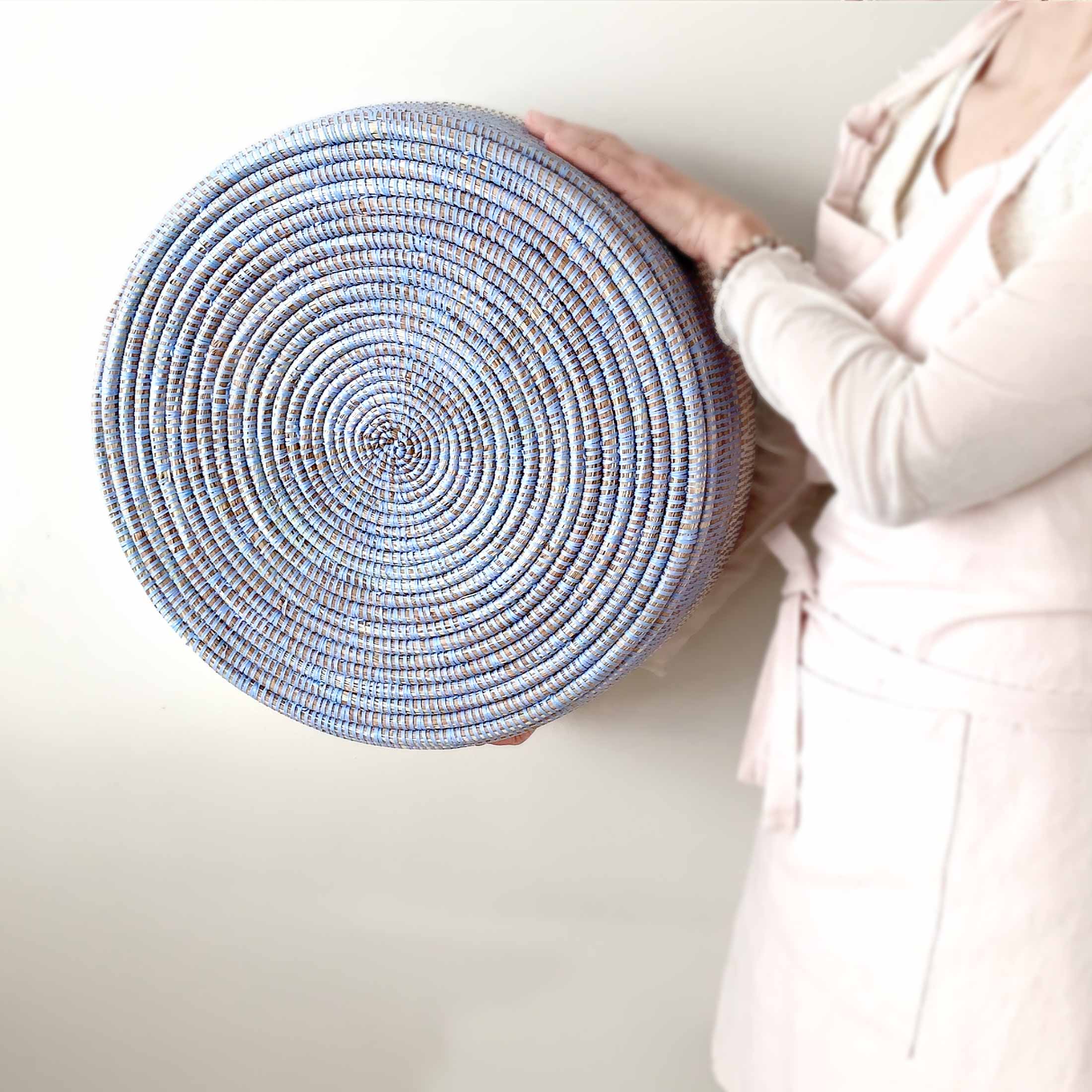 Unterseite Osterkorb geflochten blau weiss Deko Ostern Handgemacht Weiss Farbe Osterdeko 2023 Osterkorb online kaufen Soulbirdee Onlineshop