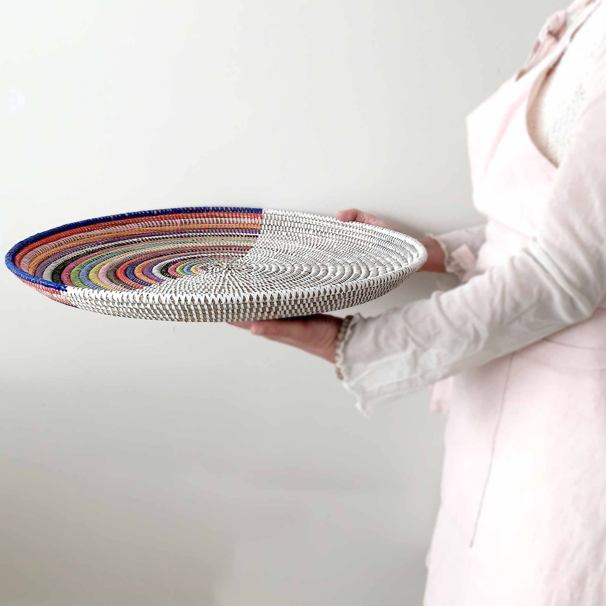 Schale als Dekotablett mit Kerzen und kleinen Pflanzen – Boho Interior