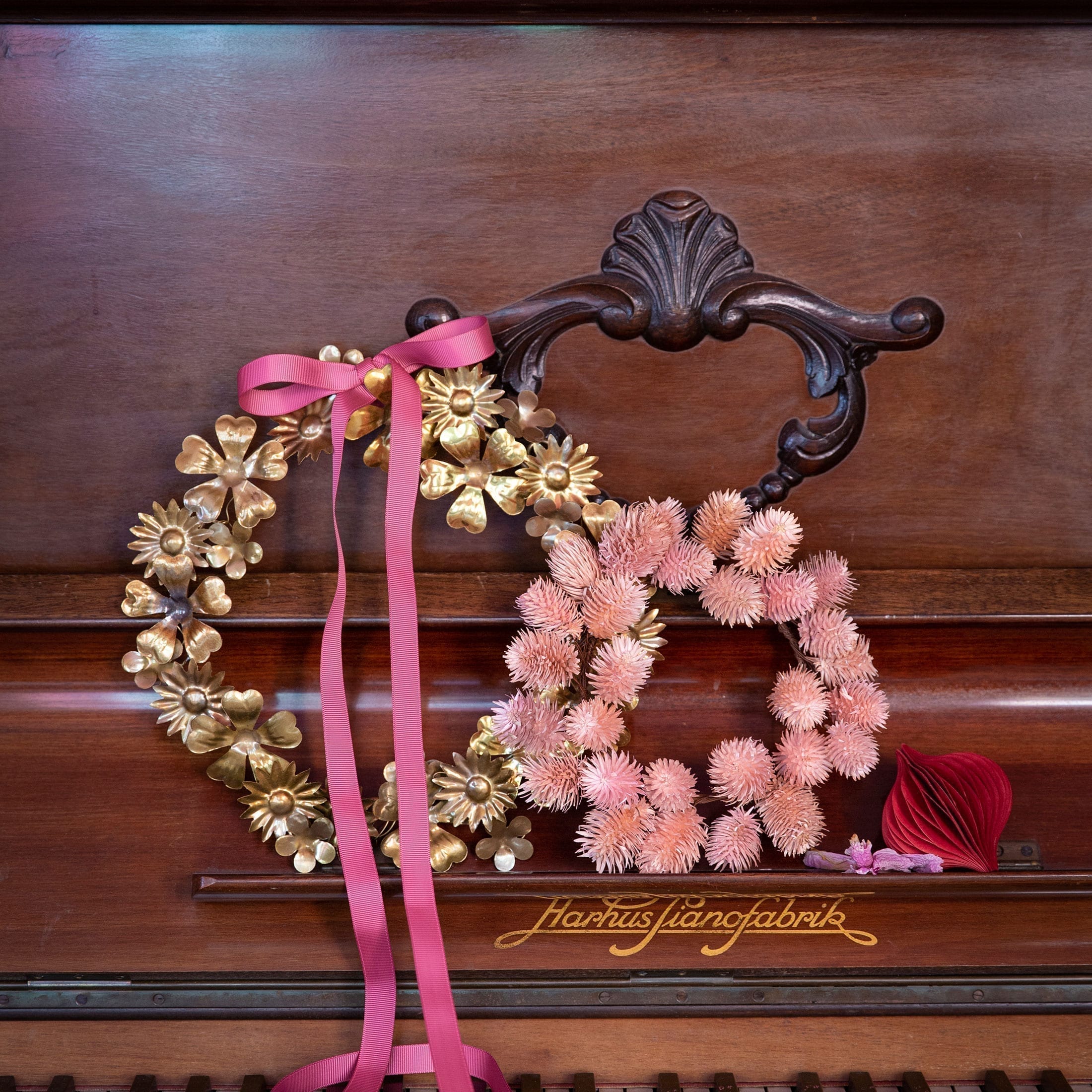 Blumenkranz aus Metall von der Marke Bungalow DK. Entdecken Sie die traumhaft schönen Blumenkränze in Gold für die Deko an Weihnachten
