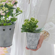 Blumentopf aus Blech mit einer romantischen Gravur passend für kleine Blumensträuße oder Pflanzen wie Geranien. Blumentopf im Shabby chic jetzt kaufen