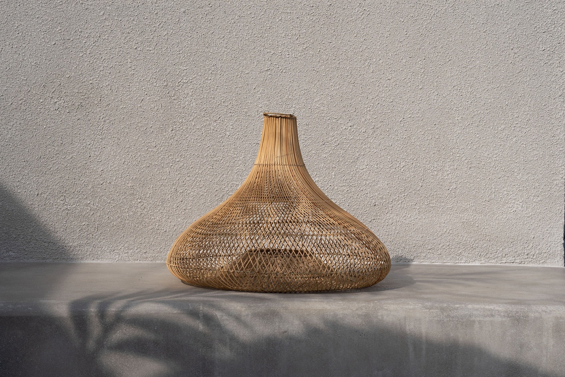 Bodenlampe Rattan Lampenschirm Dekoration Restaurant Lampe Deko Objektbereich Hotel Interior Gastro Einrichtung Design Organic Boho Ibiza Onlineshop