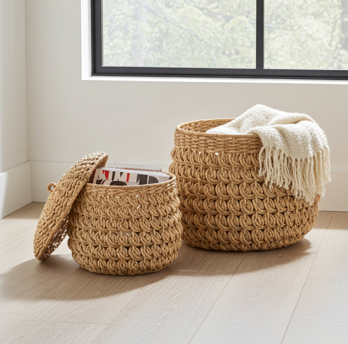 Geflochtene Körbe mit Deckel in 2 Größen aus Gras für die elegante Aufbewahrung von Decken oder Zeitschriften im Wohnzimmer