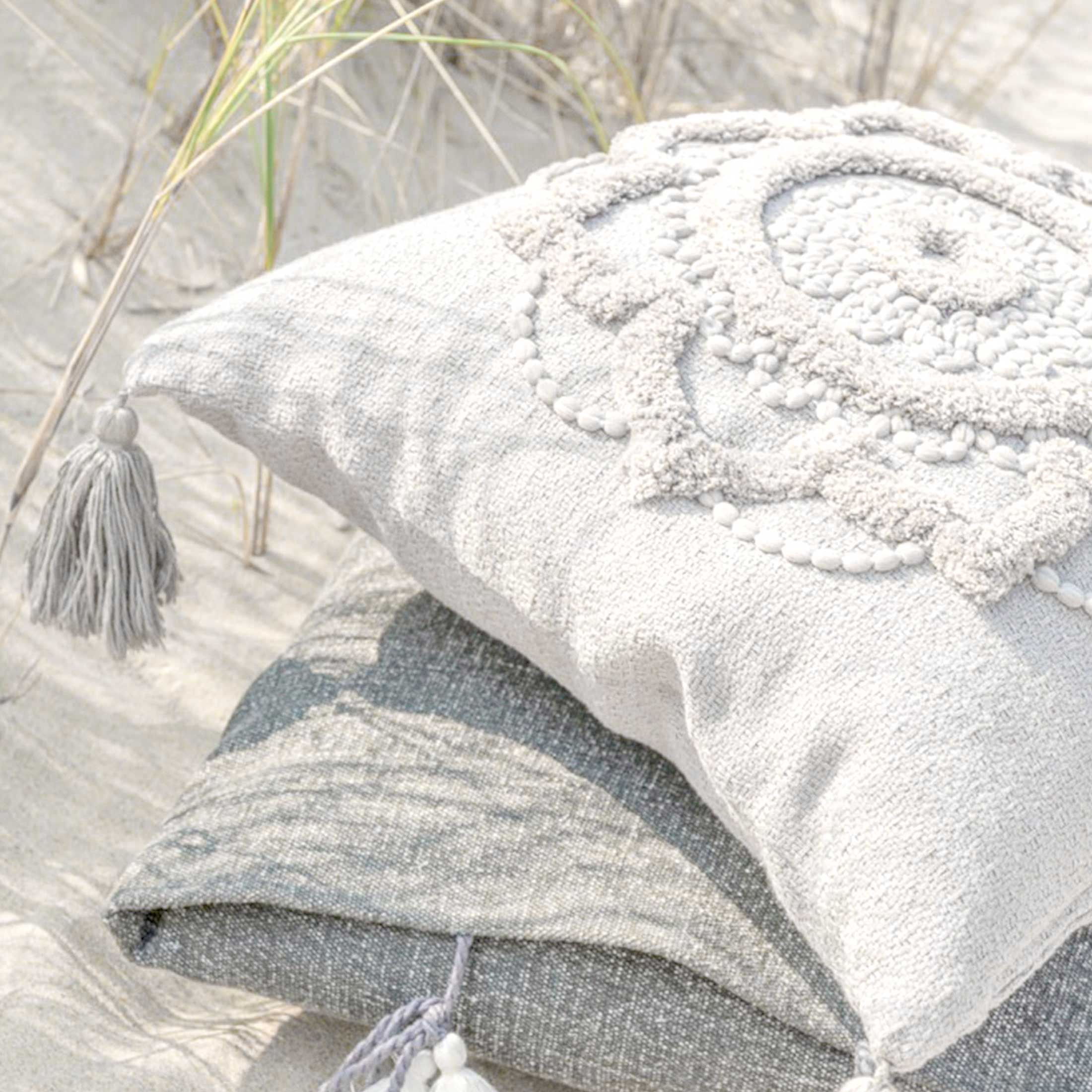 Boho Kissen in Weiß mit Bommel, Dekokissen Bohemian Kissenbezug ♥ Quasten-Kissen aus Baumwolle mit einem orientalischen Muster | Soulbirdee Onlineshop, netter Service