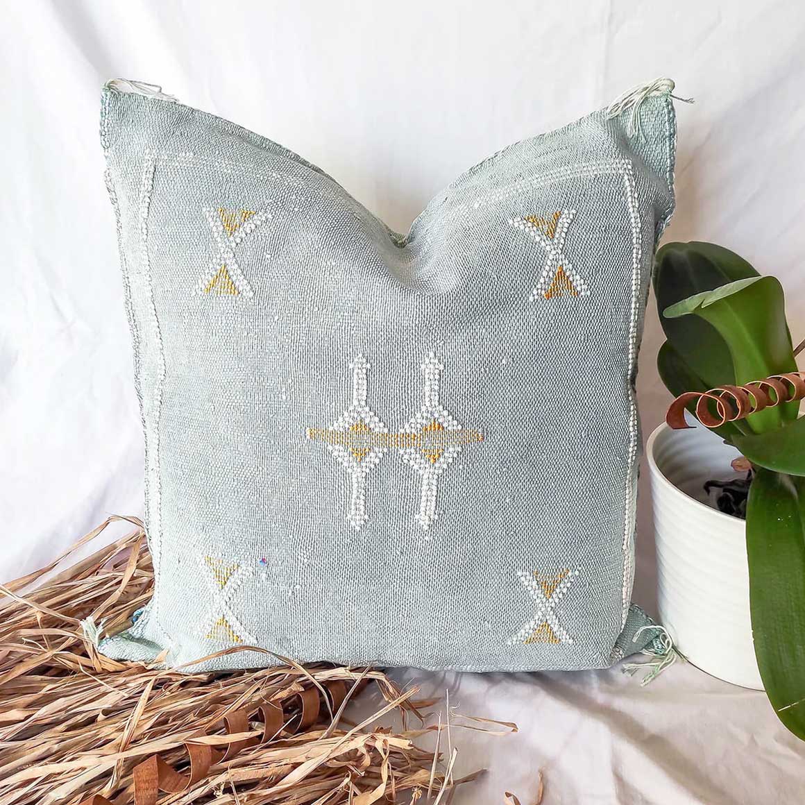 Boho Kissen Kaktus Seide ♥ Schönes Seidenkissen aus Marokko in hellem Blau | Ethno Kissen | Dekokissen ✓ Boho Style ✓ Kissen kaufen ✓ Soulbirdee Onlineshop