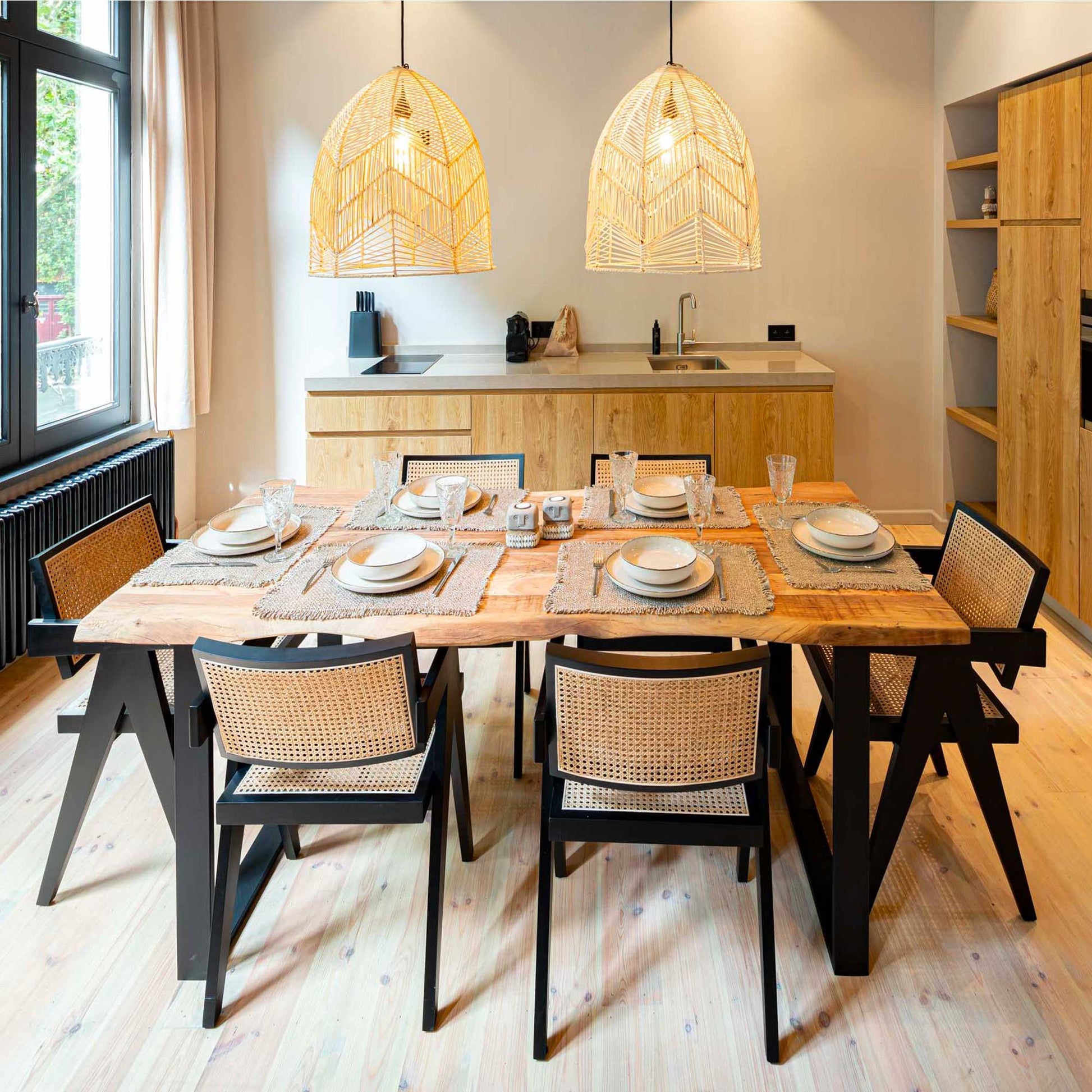 Boho RattanLampe von der Marke Bazar Bizar. Runder Lampenschirm für den Esstisch, aus geflochtenem Rattan, Soulbirdee