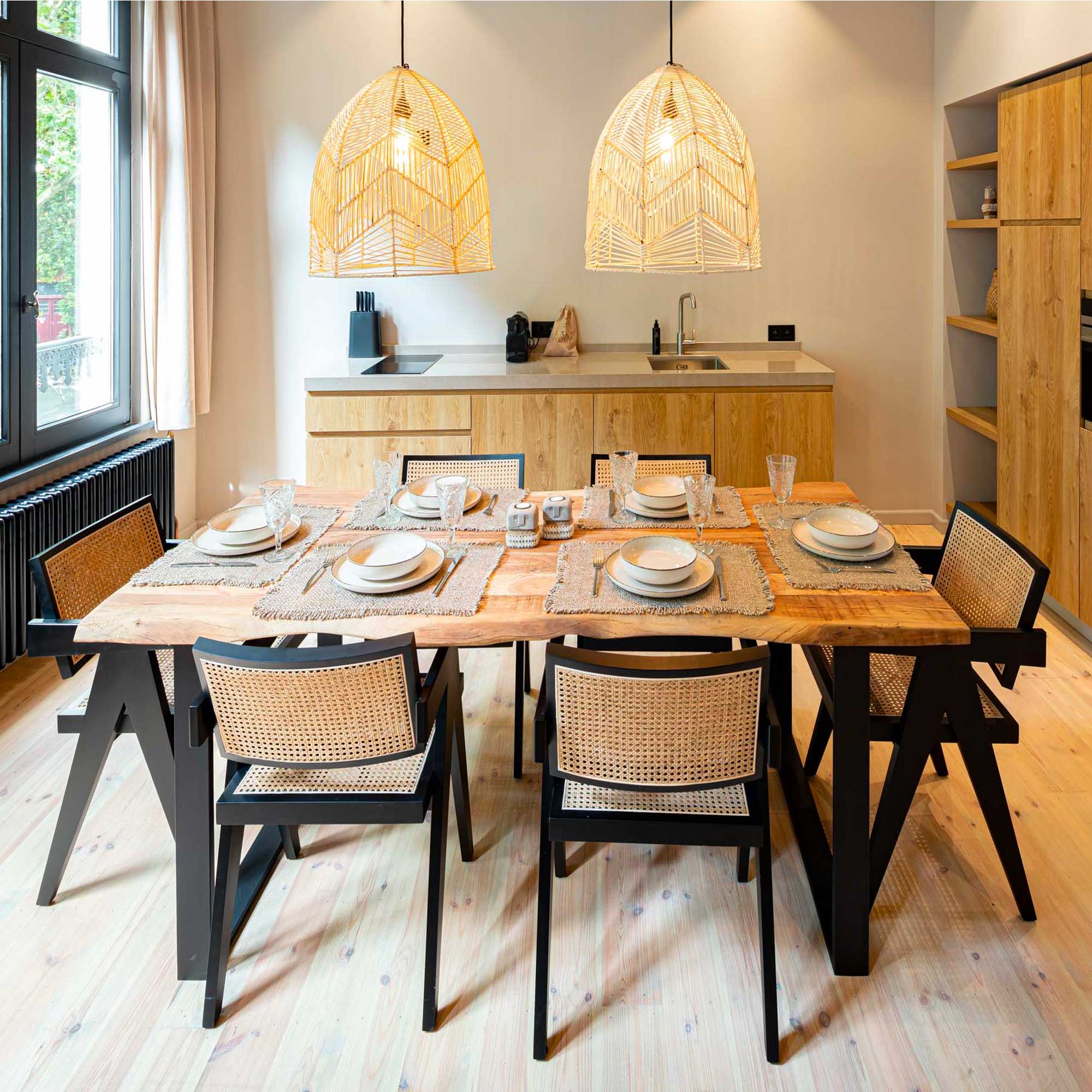 Boho RattanLampe von der Marke Bazar Bizar. Runder Lampenschirm für den Esstisch, aus geflochtenem Rattan, Soulbirdee