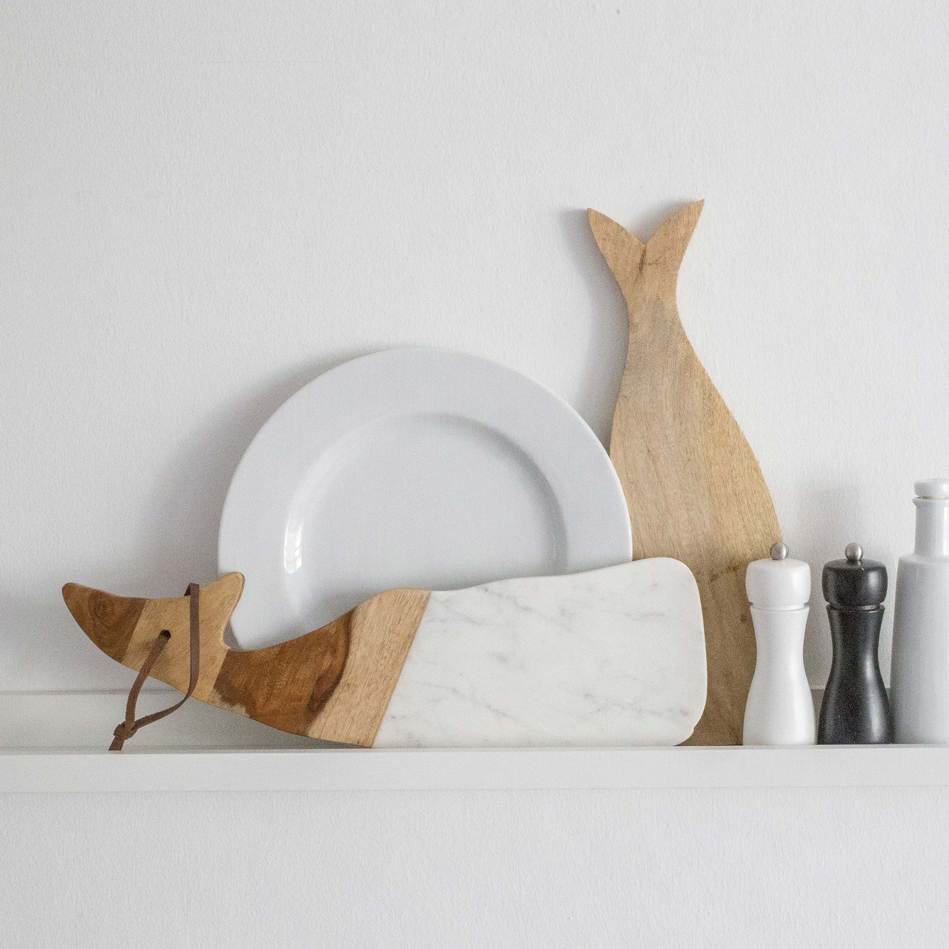 HolzBrett aus Marmor Holt lebensmittelechtem Mangoholz mit Marmor | in Form eines süßen Walfisches. Entdecken Sie die hochwertigen Schneidebretter von der Marke Be Home