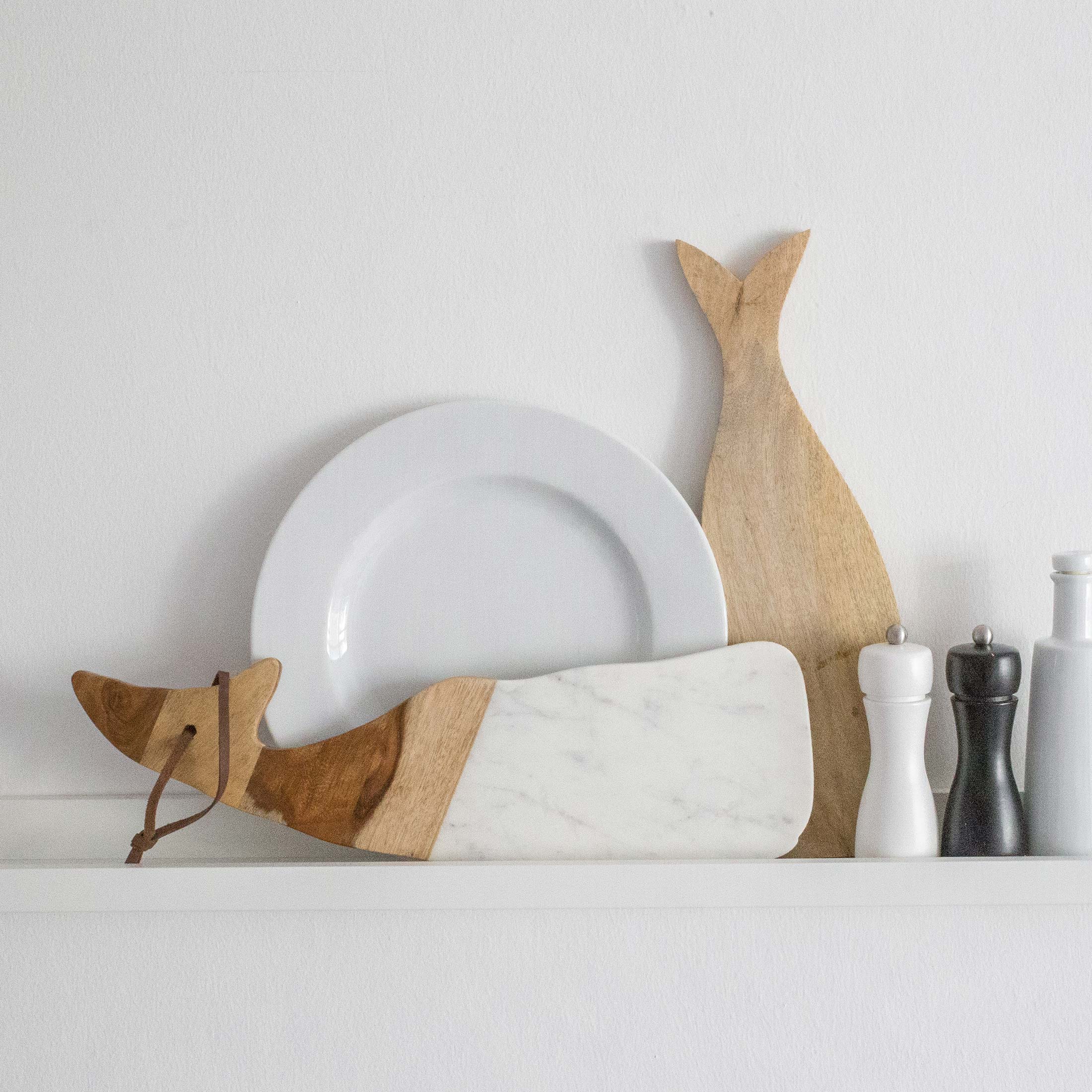 HolzBrett aus Marmor Holt lebensmittelechtem Mangoholz mit Marmor | in Form eines süßen Walfisches. Entdecken Sie die hochwertigen Schneidebretter von der Marke Be Home