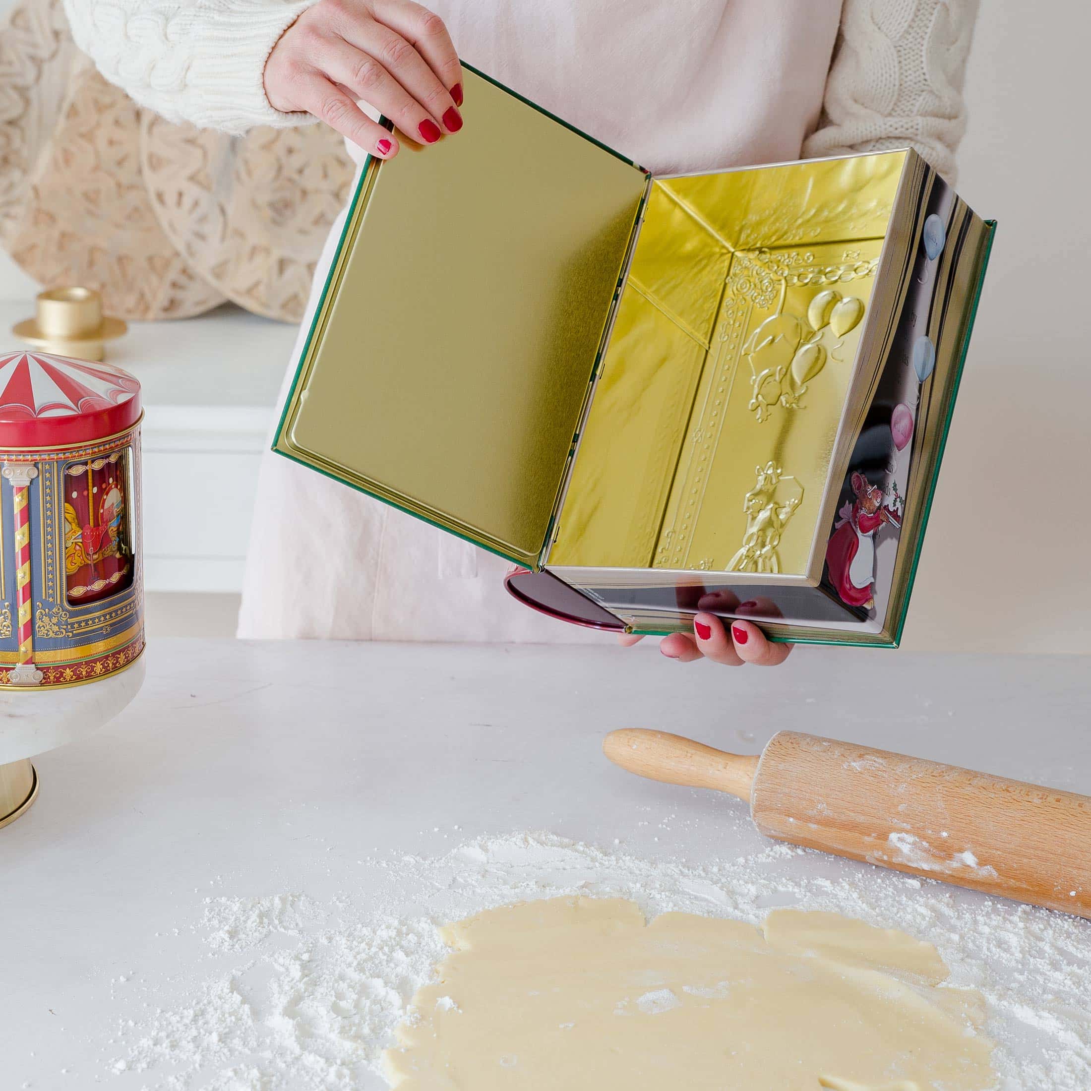 Große Blech-Dose für Plätzchen in der Form eines Buches vom Nikolaus für die Weihnachtsplätzchen und als Geschenk ♥ Entdecke die wunderschöne Auswahl an Keksdosen mit vielen Motiven & Designs ♥ Onlineshop