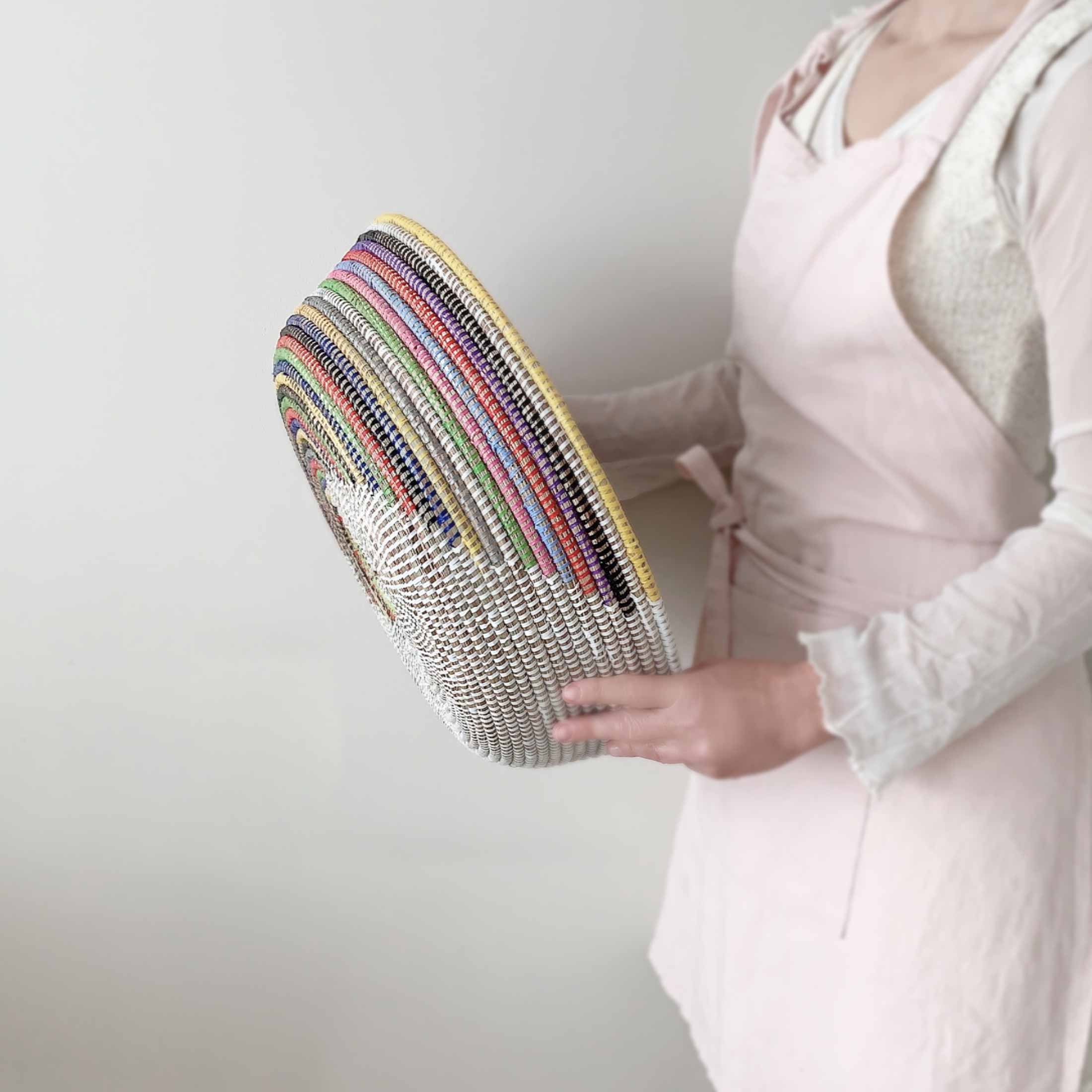 Tiefe Schale „VAGUE“ aus Savannengras in bunten Ringen, geeignet als Osternest