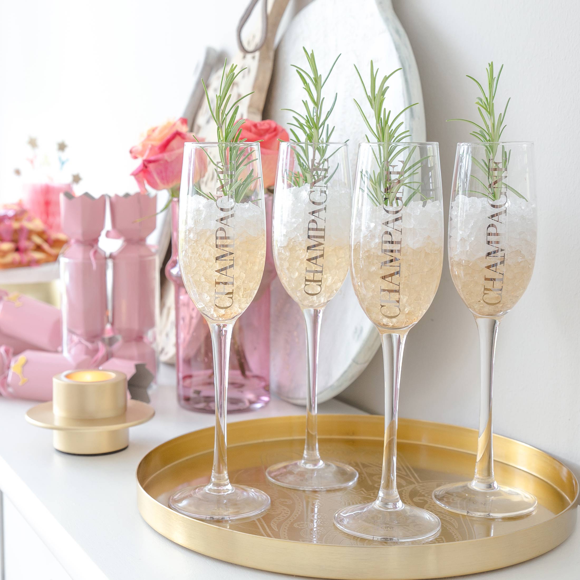 Champagner Glas in Silber von der Marke Jline. Die Gläser haben den Schriftzug "Champagne" angebracht und laden zum Feiern ein