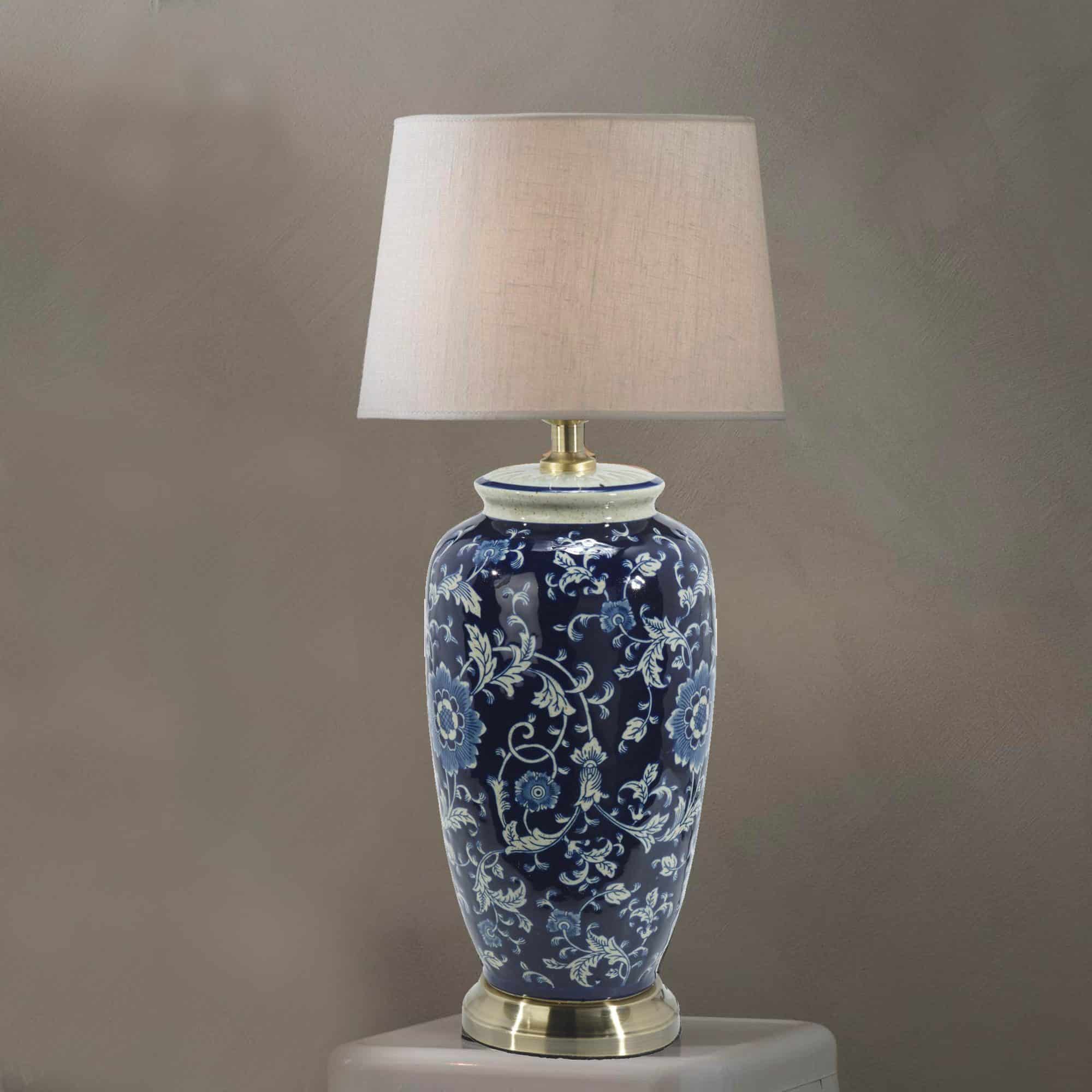Chinesische Tischlampe im Hamptons Stil Vasenlampe Blau Weiß Lampenfuß Keramik Porzellan Chinoiserie PRHome Tischlampe kaufen Soulbirdee Lampenshop Tischleuchte Ji Ling