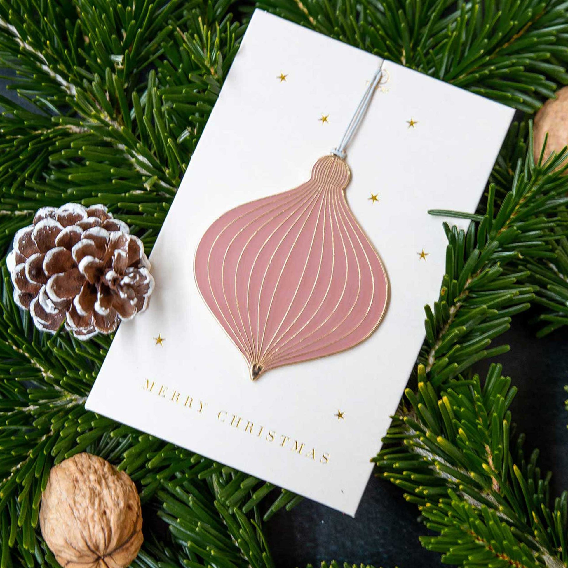 Christbaumschmuck aus goldenem Metall und Rosa emailliert in Form eines Tropfens. Dekoanhänger vom Soulbirdee Onlineshop