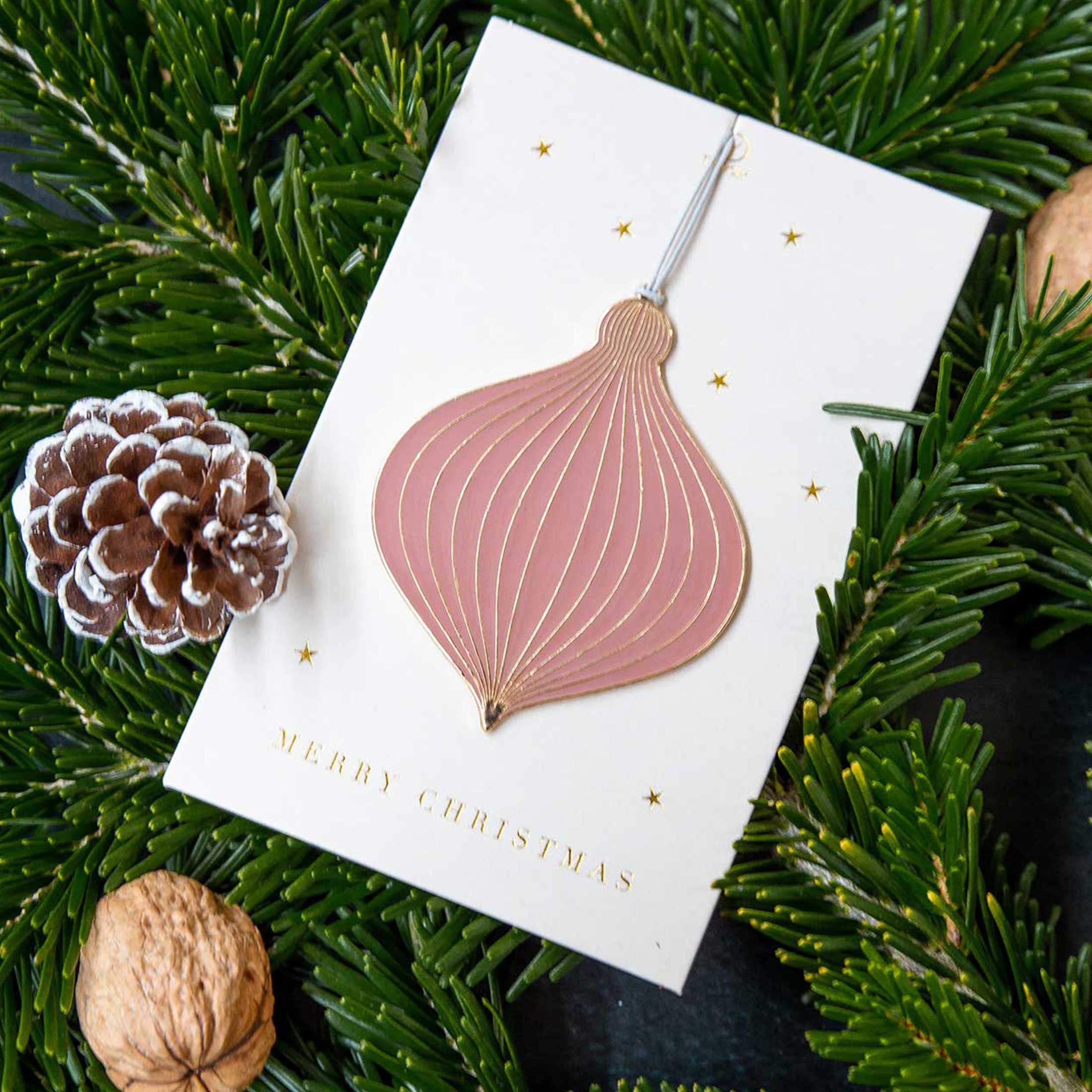 Christbaumschmuck aus goldenem Metall und Rosa emailliert in Form eines Tropfens. Dekoanhänger vom Soulbirdee Onlineshop