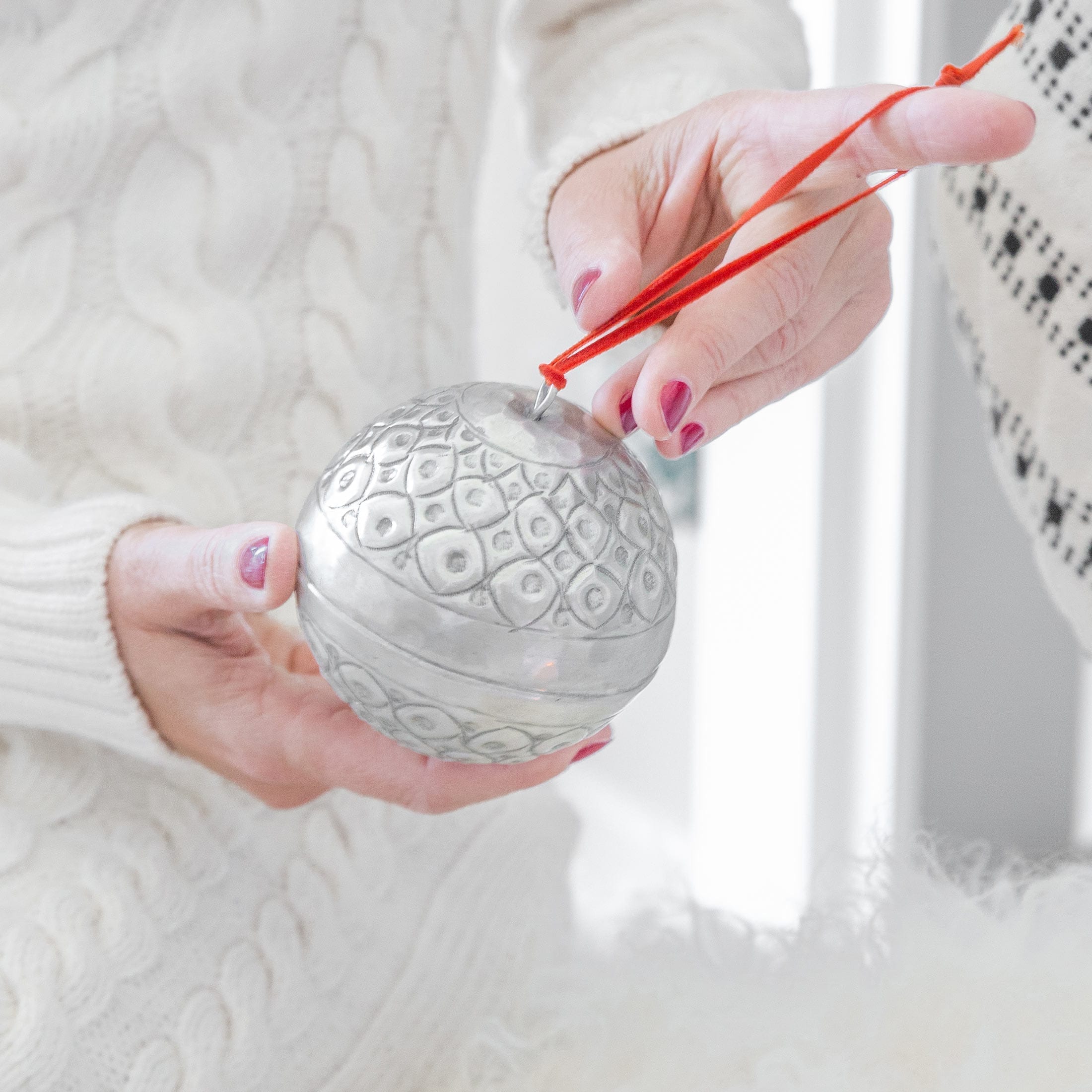 Christbaumschmuck aus Metall in Silber ♥ Zum Öffnen und zum Aufhängen. Kleine Geschenke in den silbernen Kugeln verpacken. Entdecke die Adventsdeko im Bohemian Wohnstil
