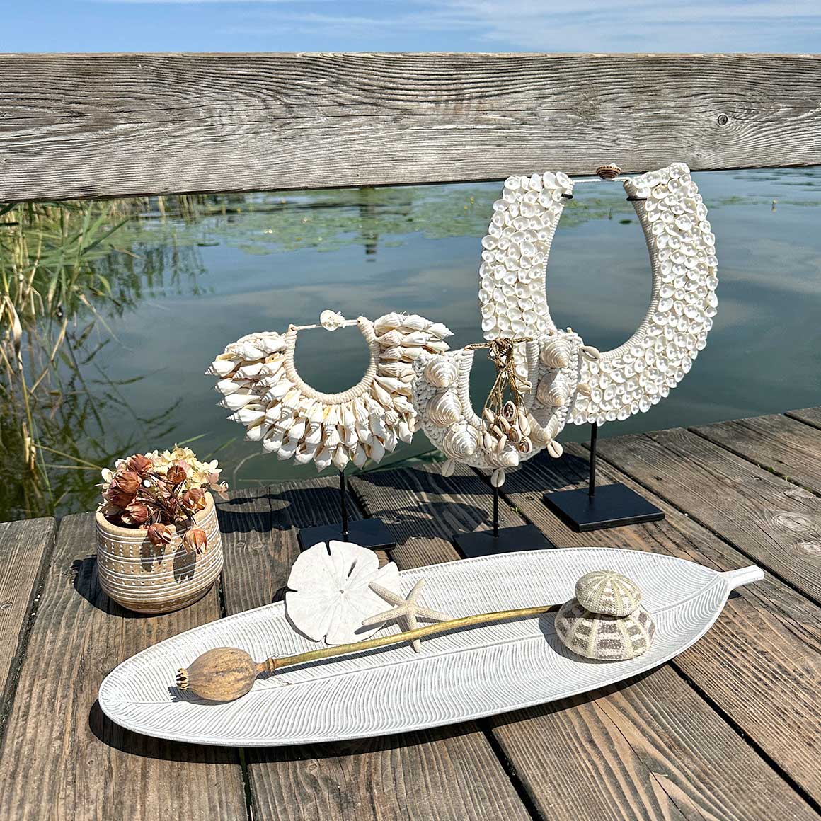 DEko Wohnaccessoires Schale Blattform weiße Holzschale in der Form Blatt Weiße Deko Wohnzimmer Deko kaufen Sideboard Dekoration Wohnaccessoires im Soulbirdee Onlineshop