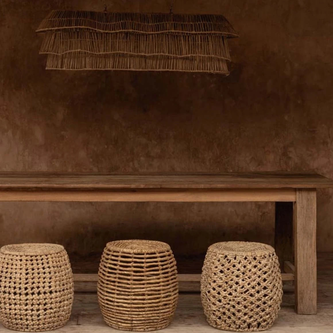 runde hocker mit geflochtener struktur aus naturmaterial
