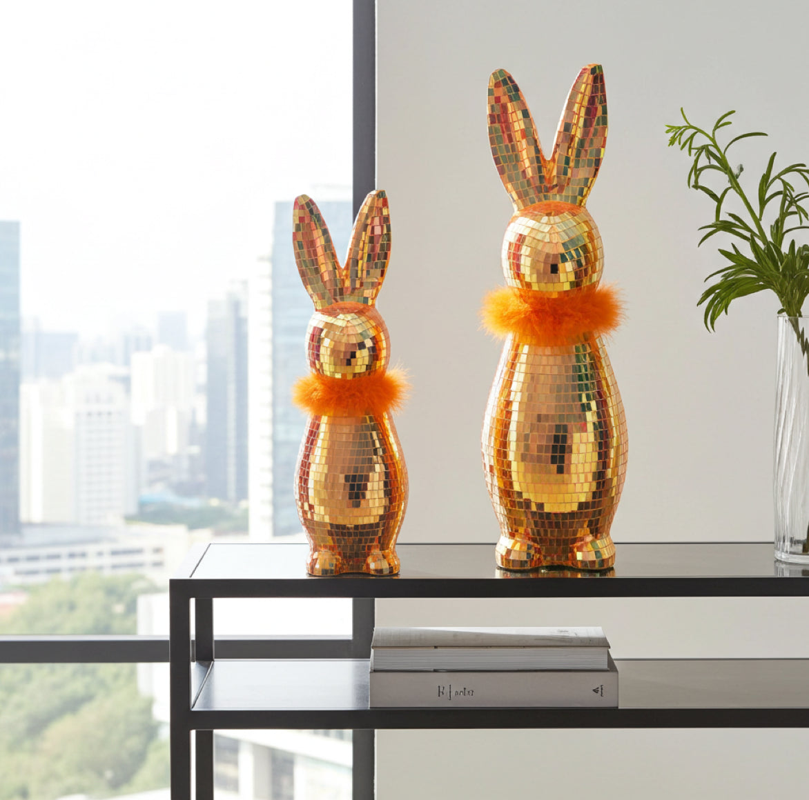 Duo der Spiegelmosaik-Hasen GLAMMY in Orange Metallic als Deko Figuren im Wohnzimmer