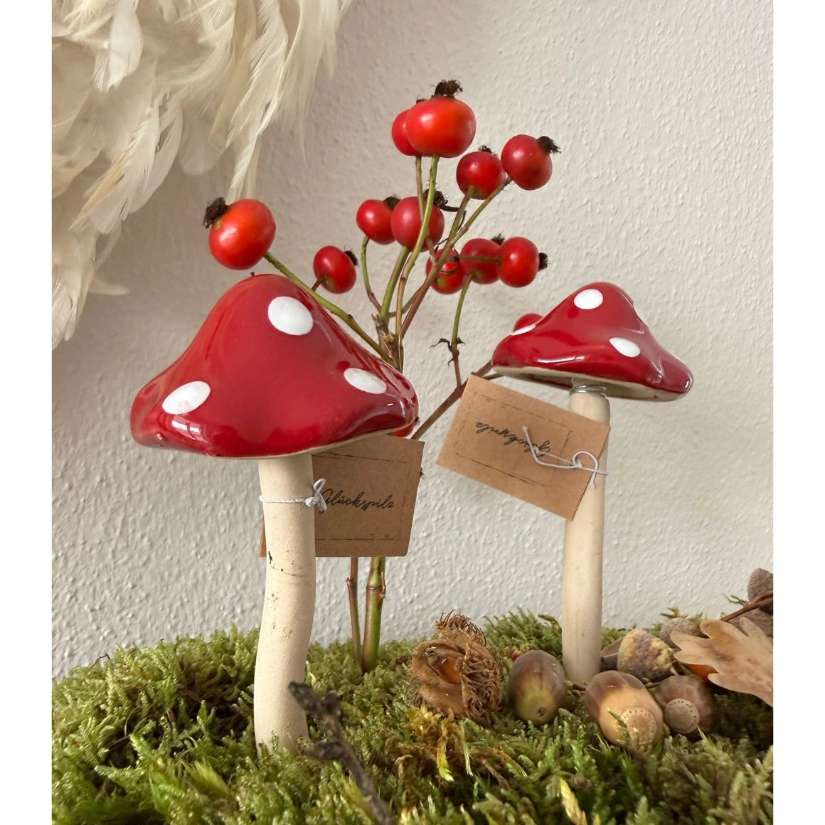 Deko-Pilze in Rot aus Keramik Fliegenpilz auf Dekotablett herbstlich mit Moos dekoriert