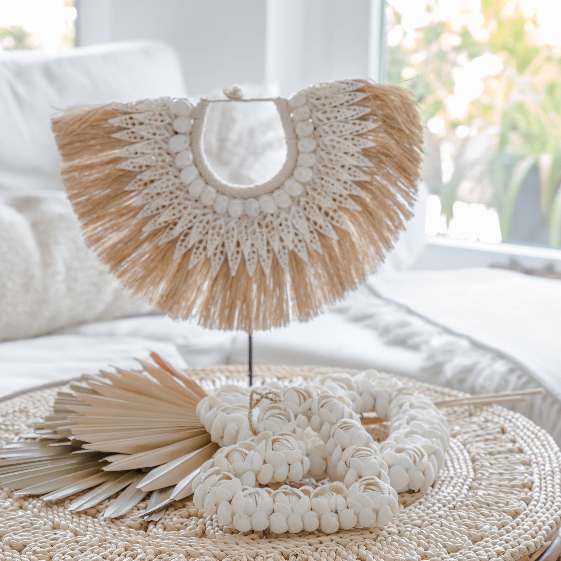 Ethno Deko zum Hinstellen ♥ Deko aus Muscheln im angesagten Look aus Papua Neuguinea ♥ Entdecke Boho Deko ♥ Wohnaccessoires kaufen ♥ Soulbirdee Onlineshop Deko Anhänger aus Muscheln für die Wanddekoration im maritimen Boho Look. Entdecke die Deko aus echten Muscheln von der Marke Bazar Bizar